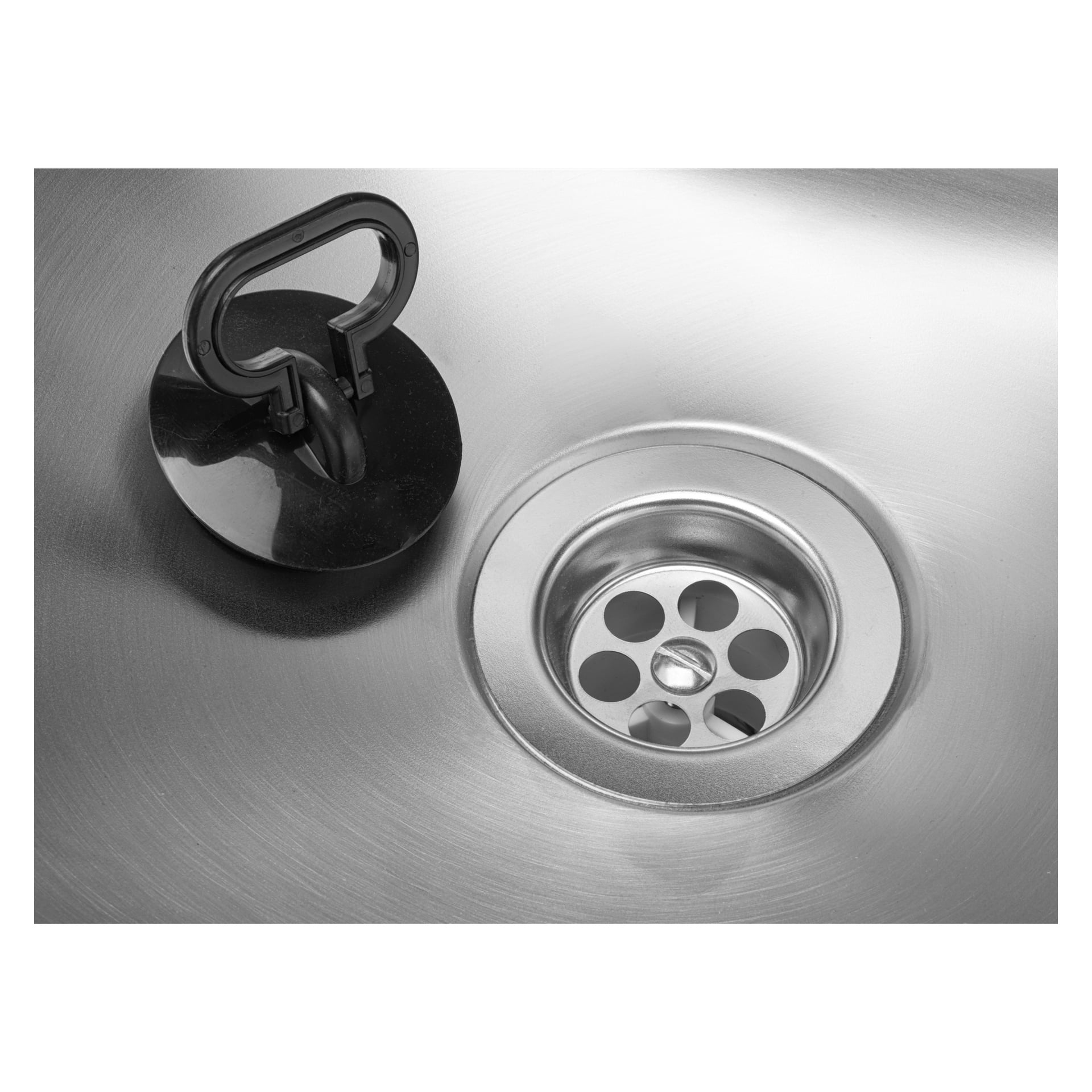 En detaljerad närbild av Curaqua Buckets vask visar dess blanka avlopp i rostfritt stål med cirkulära perforationer för dränering, och en svart gummipropp som vilar på diskhon i närheten.