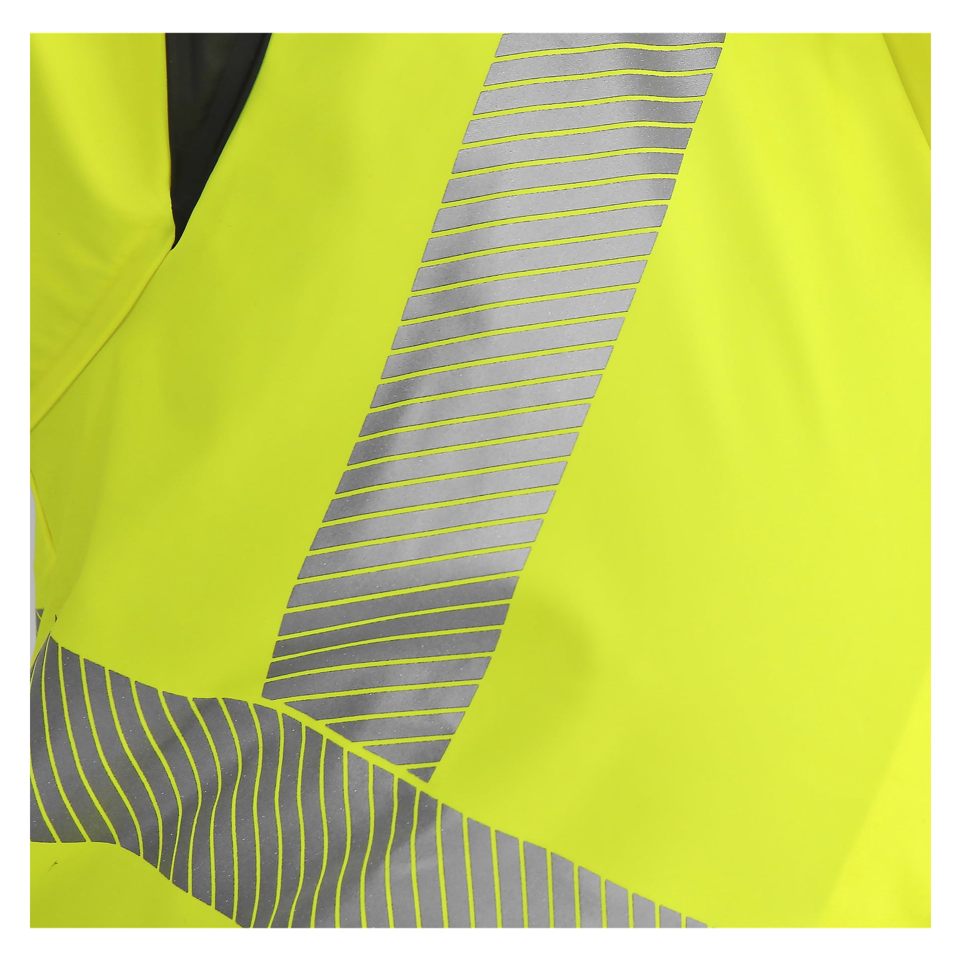 En närbild av Bluewear Hi-vis regndräkt tvådelad visar det klargula materialet med diagonala reflekterande grå ränder, vilket indikerar att den är avsedd för hög synlighet och säkerhet.