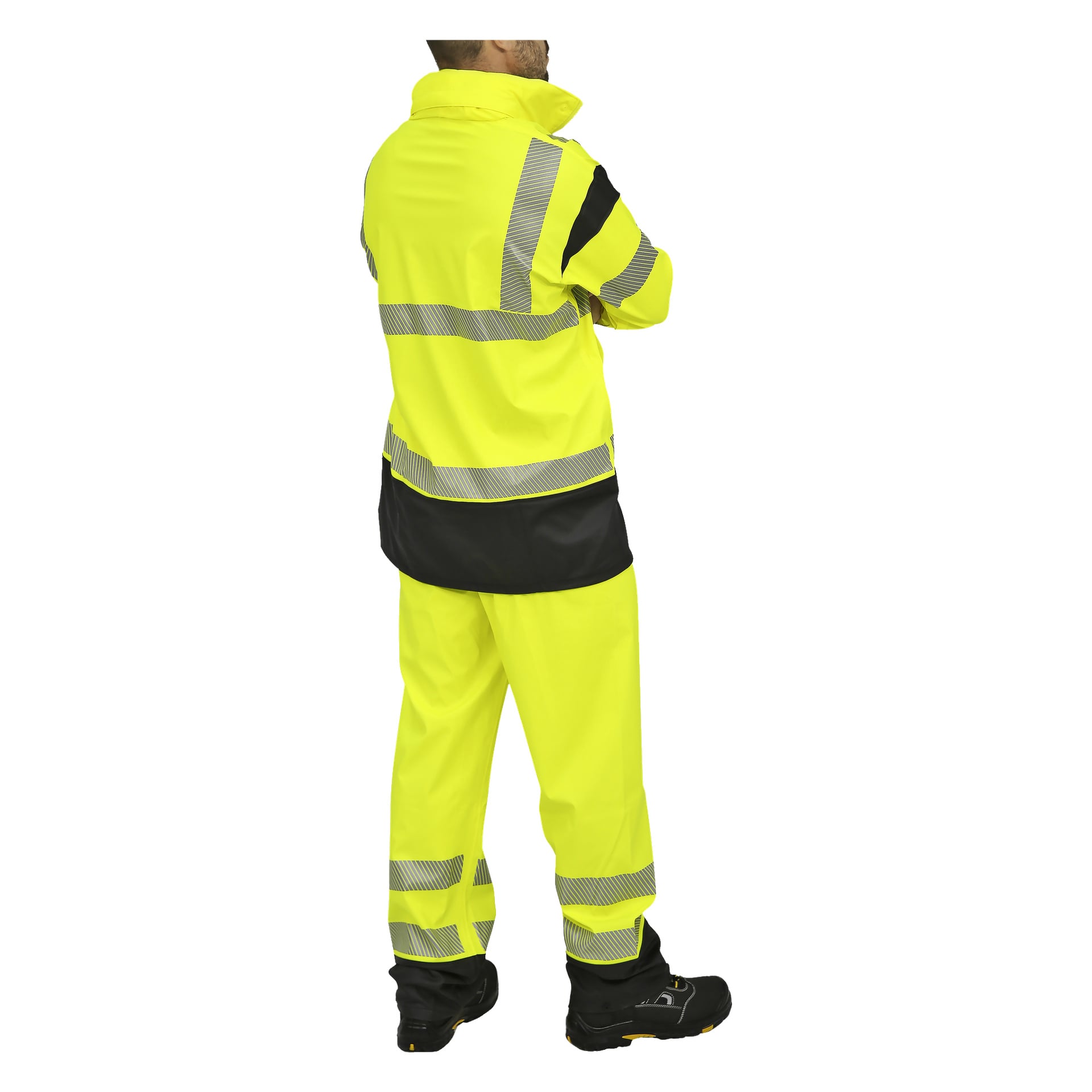 En person ses bakifrån med armarna i kors, klädd i en klargul Bluewear Hi-vis tvådelad regndräkt med reflekterande ränder och svarta detaljer.