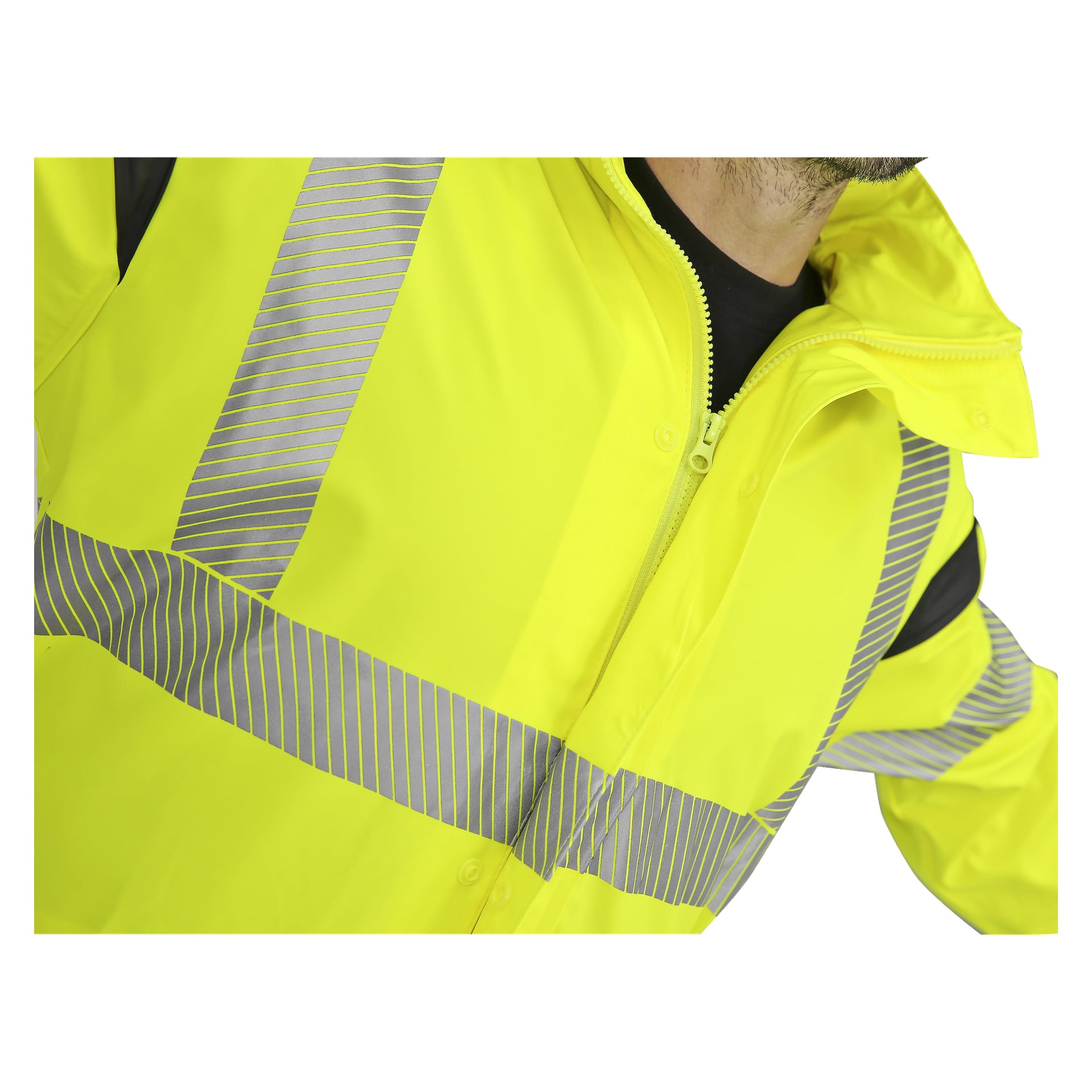 Man bär den tvådelade Bluewear Hi-vis regndräkten, som är klargul med reflekterande grå ränder. Bilden visar endast deras övre torso och en del av ansiktet, och jackan är delvis uppdragen.