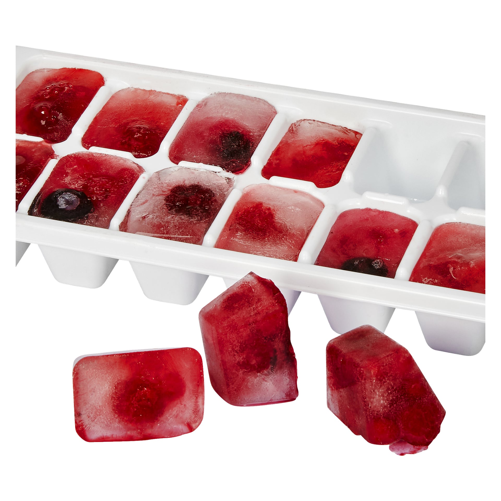 En vit Menuett-isbricka innehåller flera röda isbitar, var och en med bär inbäddade. Tre av dessa bärfyllda isbitar placeras utanför brickan, vilket visar bären i deras kärna.