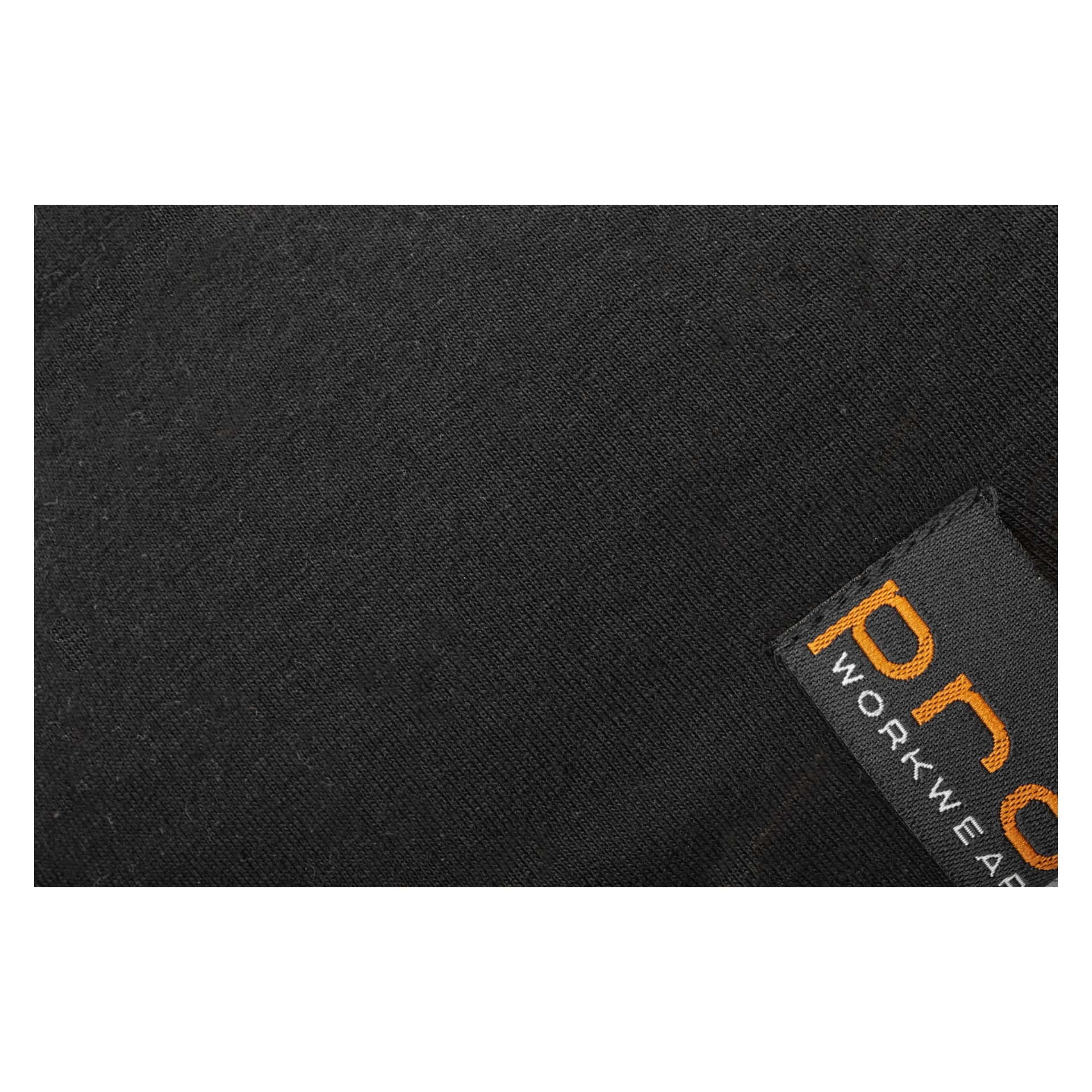 Detaillierte Nahaufnahme des schwarzen Stoffs eines Bluewear Pro Workwear Hat, mit einem aufgestickten Etikett unten rechts mit "PRO" in Orange und "WORKWEAR" in Grau. Das Material wirkt glatt mit einer dezenten Textur.