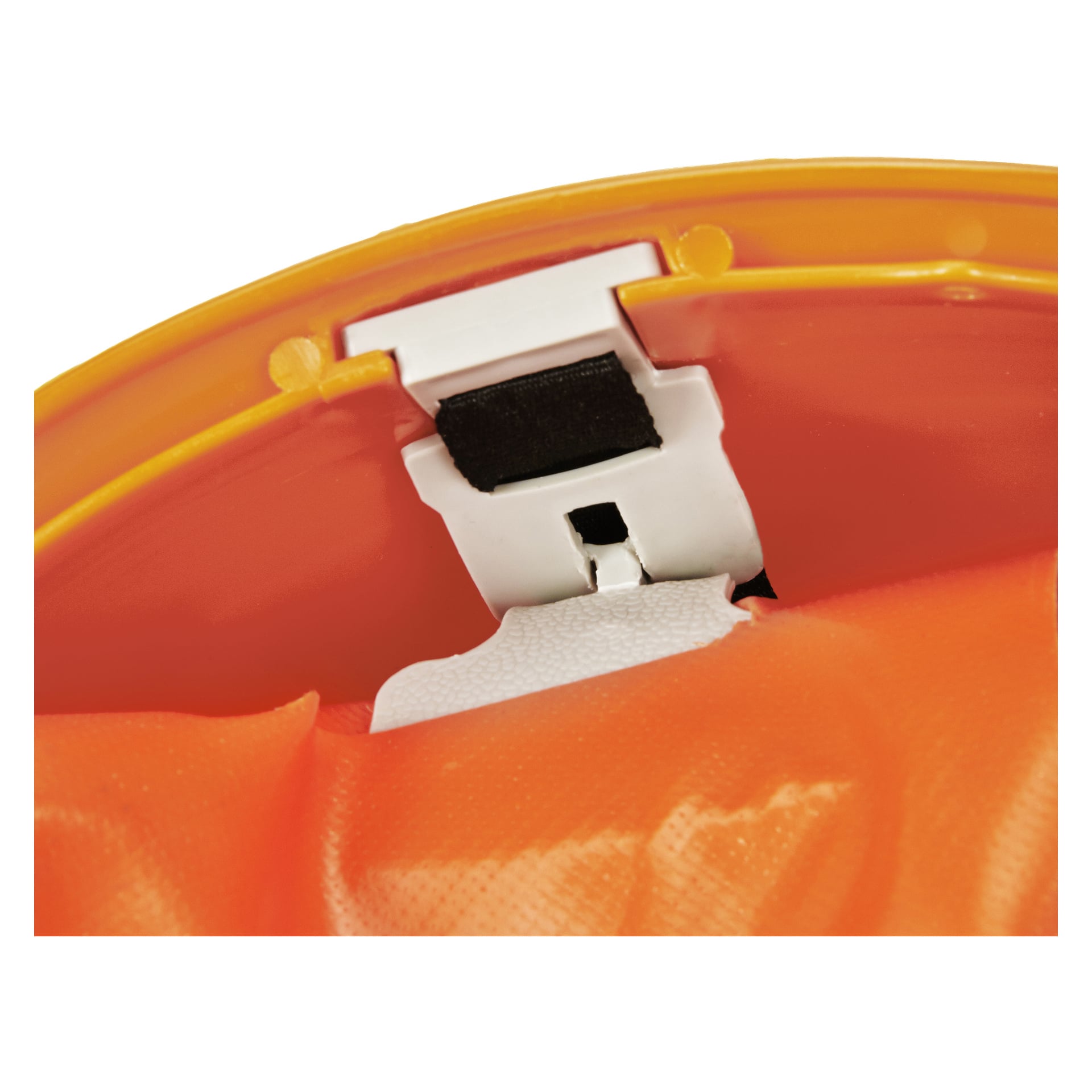 Detaljerad vy av Bluewear Forestry-hjälmsetets inre justeringssystem, som visar ett vitt plastklämma och en svart rem fastsatt inuti den orange hjälmens foder.