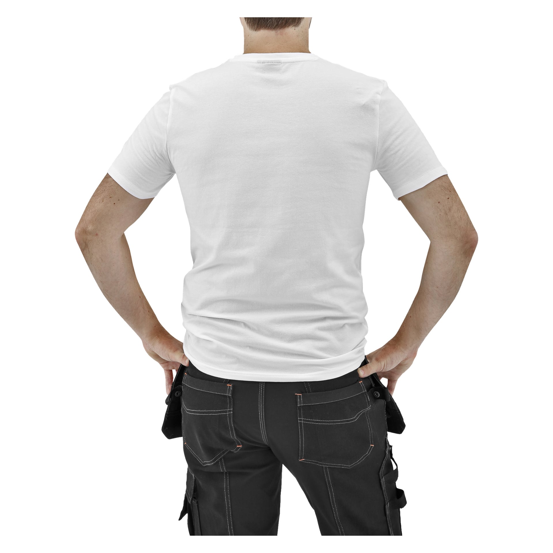 En person står med hendene på hoftene, vendt bort fra kameraet. De har på seg en enkel hvit herre-T-skjorte fra Bluewear Pro Workwear og svarte bukser med synlige sømmer og lommer.