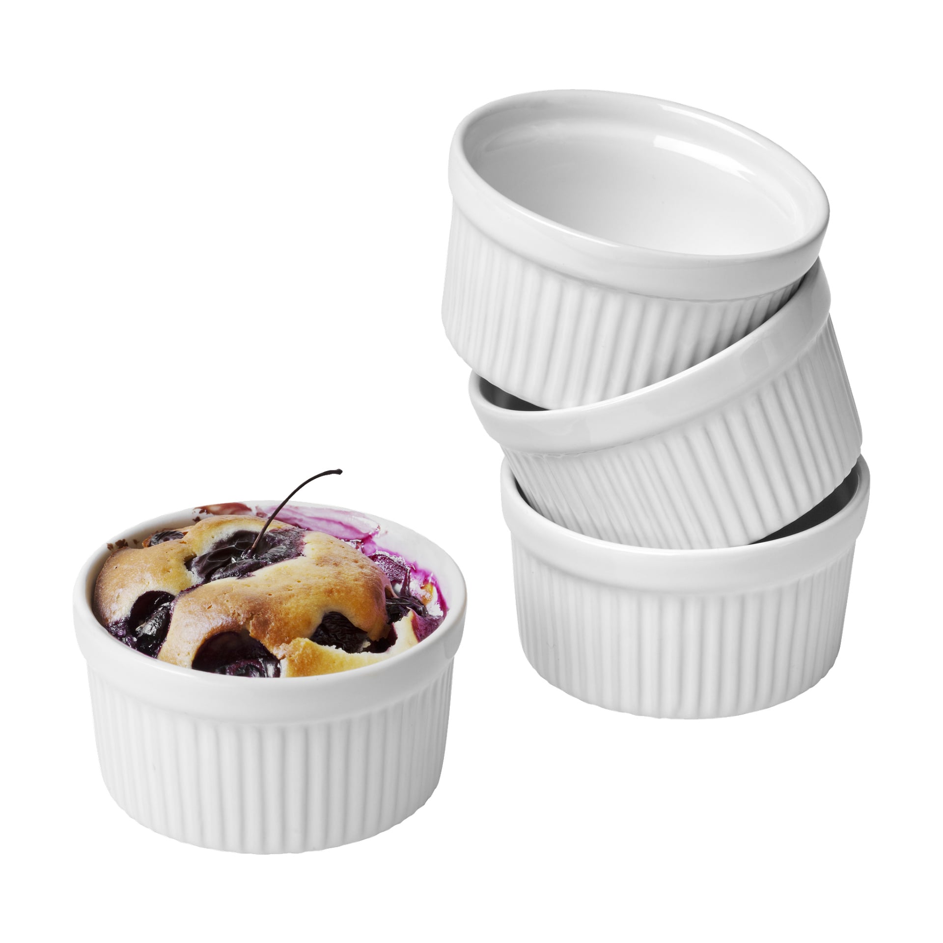 Fyra vita ramekins från Menuett Ovenware 4-pack visas, med tre staplade till höger och en till vänster med en bakad körsbärsdessert. Varje ramekin har ett räfflat mönster.