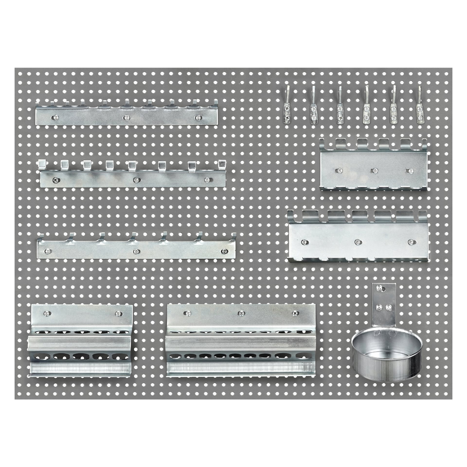 En hård huvudhållare för 3/8" hylsor fästs på en metallpegboard, som också har prydligt organiserade rader av silverkrokar och ställningar. En cirkulär mugghållare är placerad i det nedre högra hörnet av den perforerade panelen.