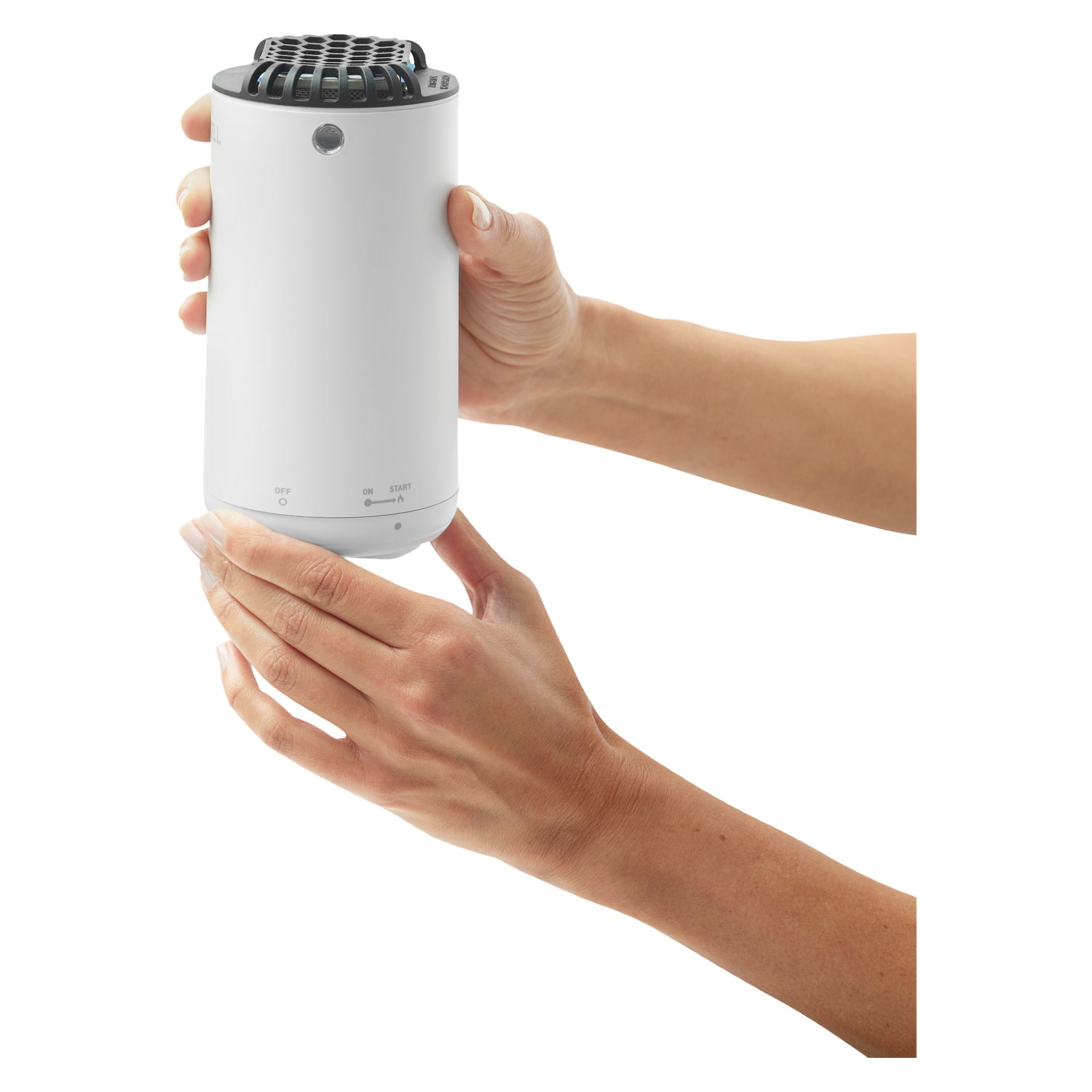 En person håller i Thermacell Mosquito Protection Mini Halo, en kompakt vit cylindrisk anordning. Nära basen finns tre knappar märkta av, på och start. Toppen är ventilerad och cirkulär, och fingrarna är placerade nära knapparna.