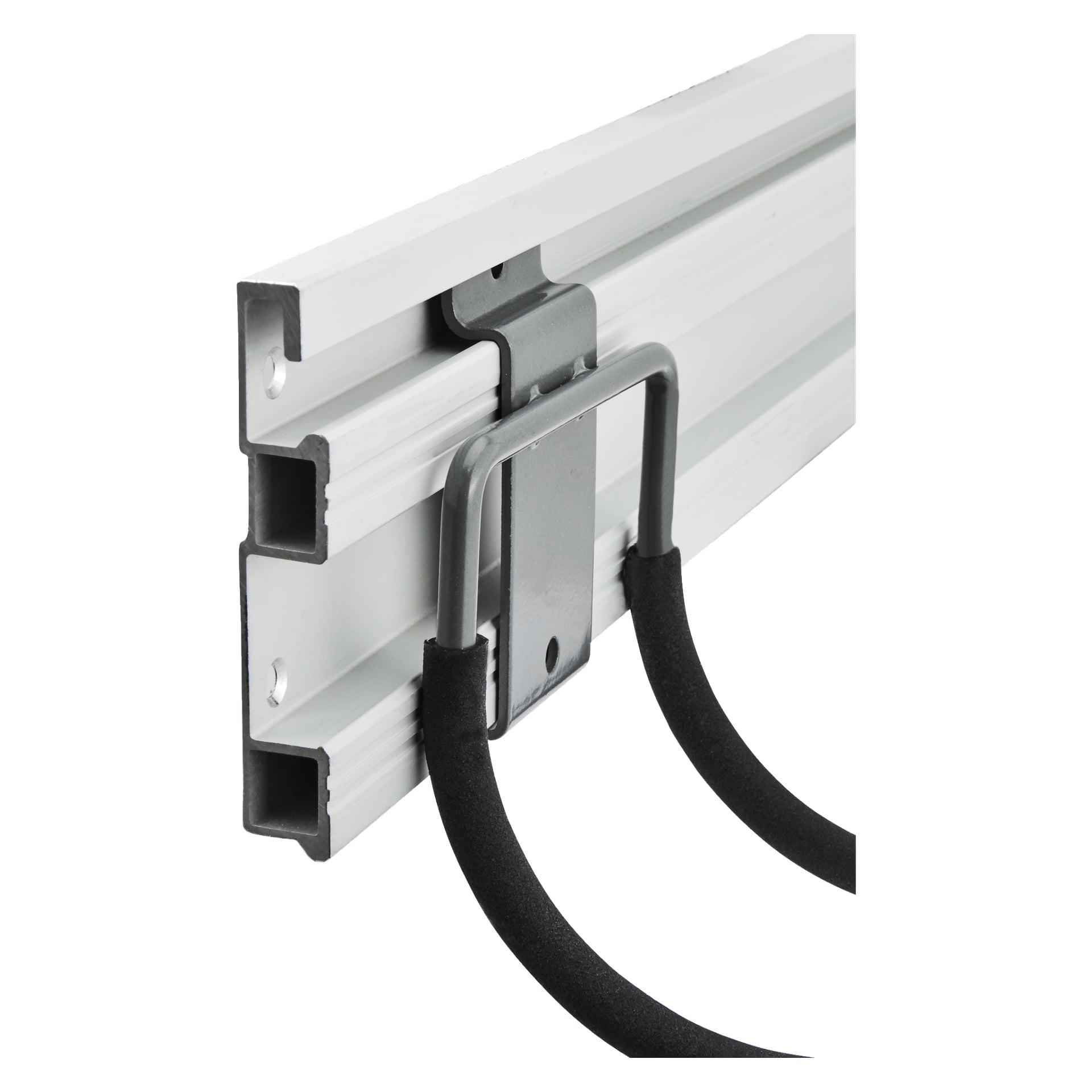 Detaljerad vy av en silverfärgad metall Hard Head Wall rail designad för verktygskrokar, fäst vid väggen. En grå krok är monterad på rälsen och håller två svarta stavar med skumbeläggning, idealiska för att organisera verktyg i garage eller förvaringsutrymmen.