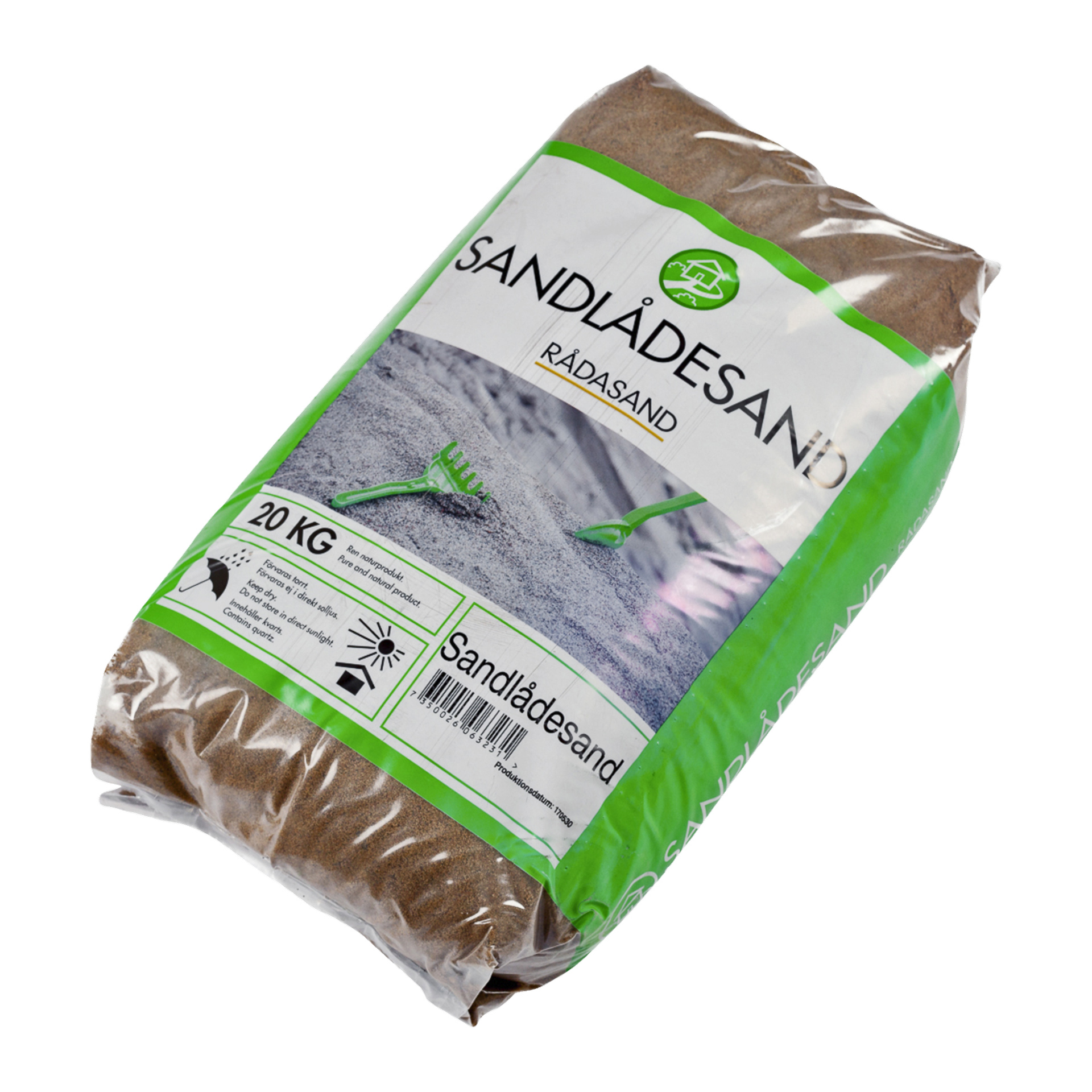 Plastikowa torba o masie 20 kg z zielono-białym logo piasku Råda zawiera piasek z piaskownicy. Opakowanie ma przezroczysty tył, wyświetla szczegóły produktu i przedstawia piasek z grabią.
