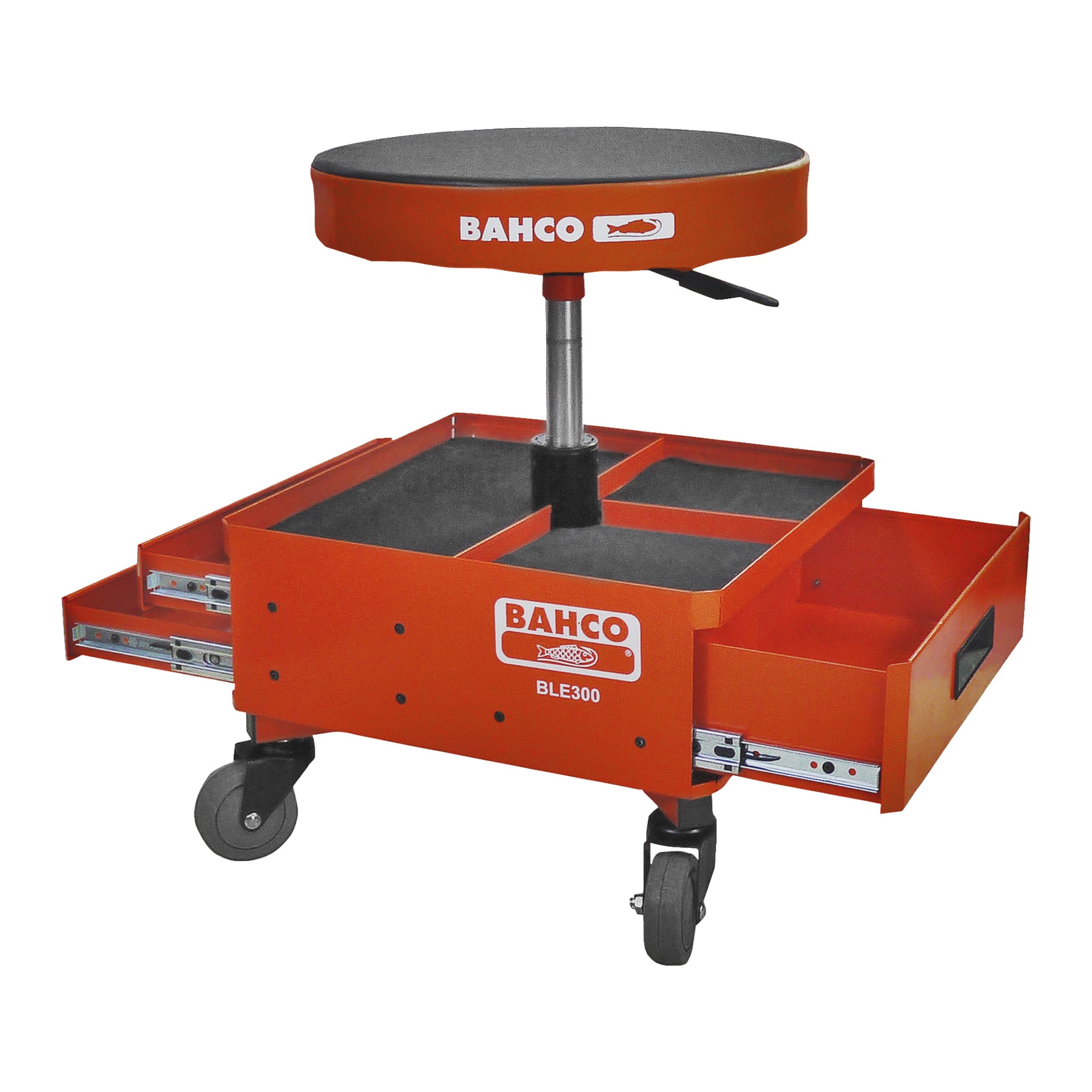 Bahco Work Stool BLE300 posiada okrągłe, czerwone wyściełane siedzenie, które można regulować pod kątem wysokości, podtrzymywane przez cztery koła typu caster. Zawiera kilka szuflad i schowków, z nazwą i modelem Bahco "BLE300" z przodu.