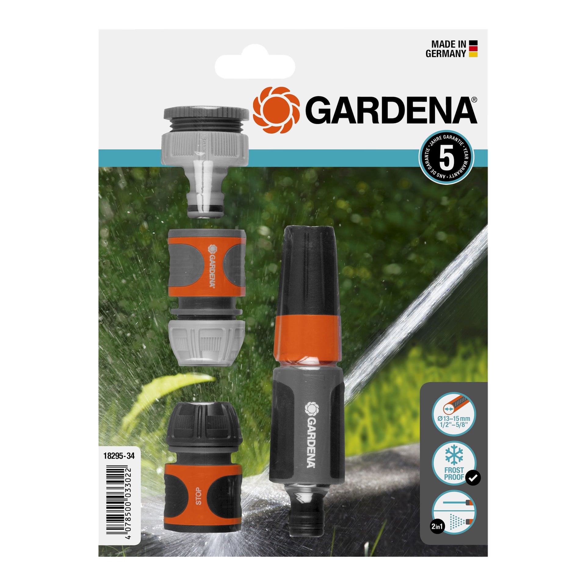 Gardena Jet Nozzle och ett fyrdelat grått och orange kontaktset visas i förpackningen med synlig produktinformation, medan en slang sprutar vatten bakom.