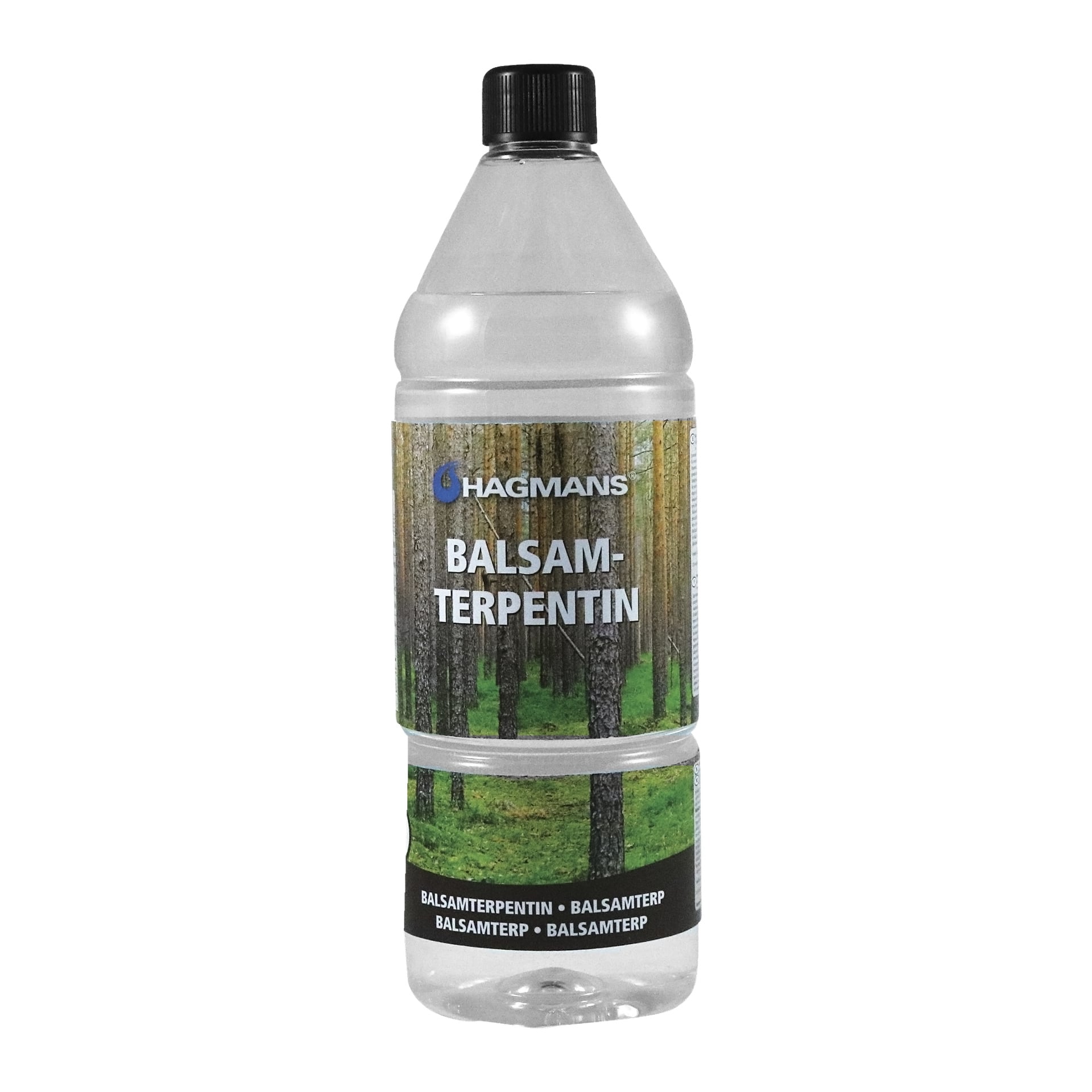 En klar vätska i en plastflaska märkt Hagmans Balsam terpentin, som visar en skogsbild och produktnamnet "Balsam terpentin" flera gånger längs den nedre delen av etiketten.
