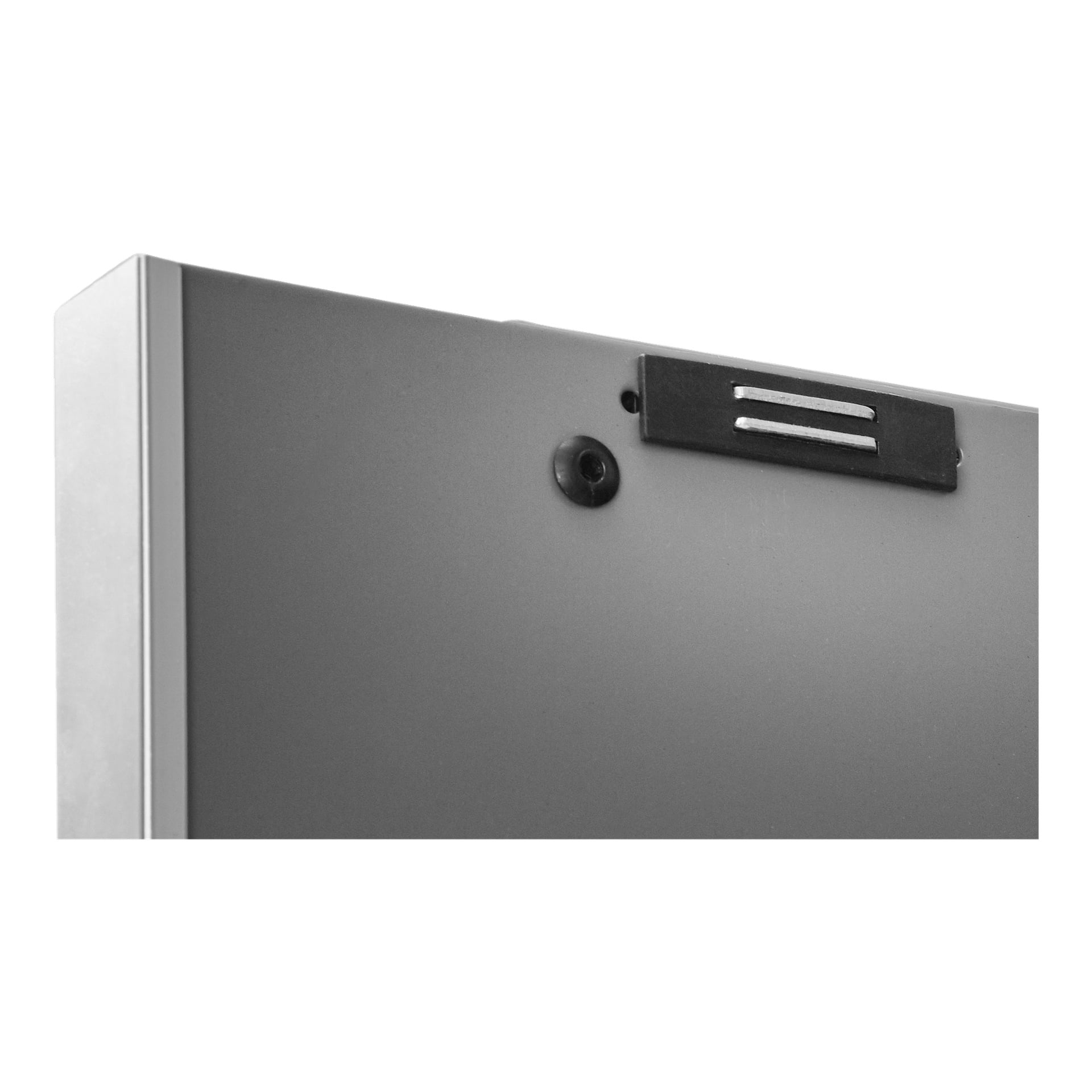 Nærbilde av Hard Head Storage-skapets øverste kant, som viser frem den ene døren og den moderne matt grå overflaten.