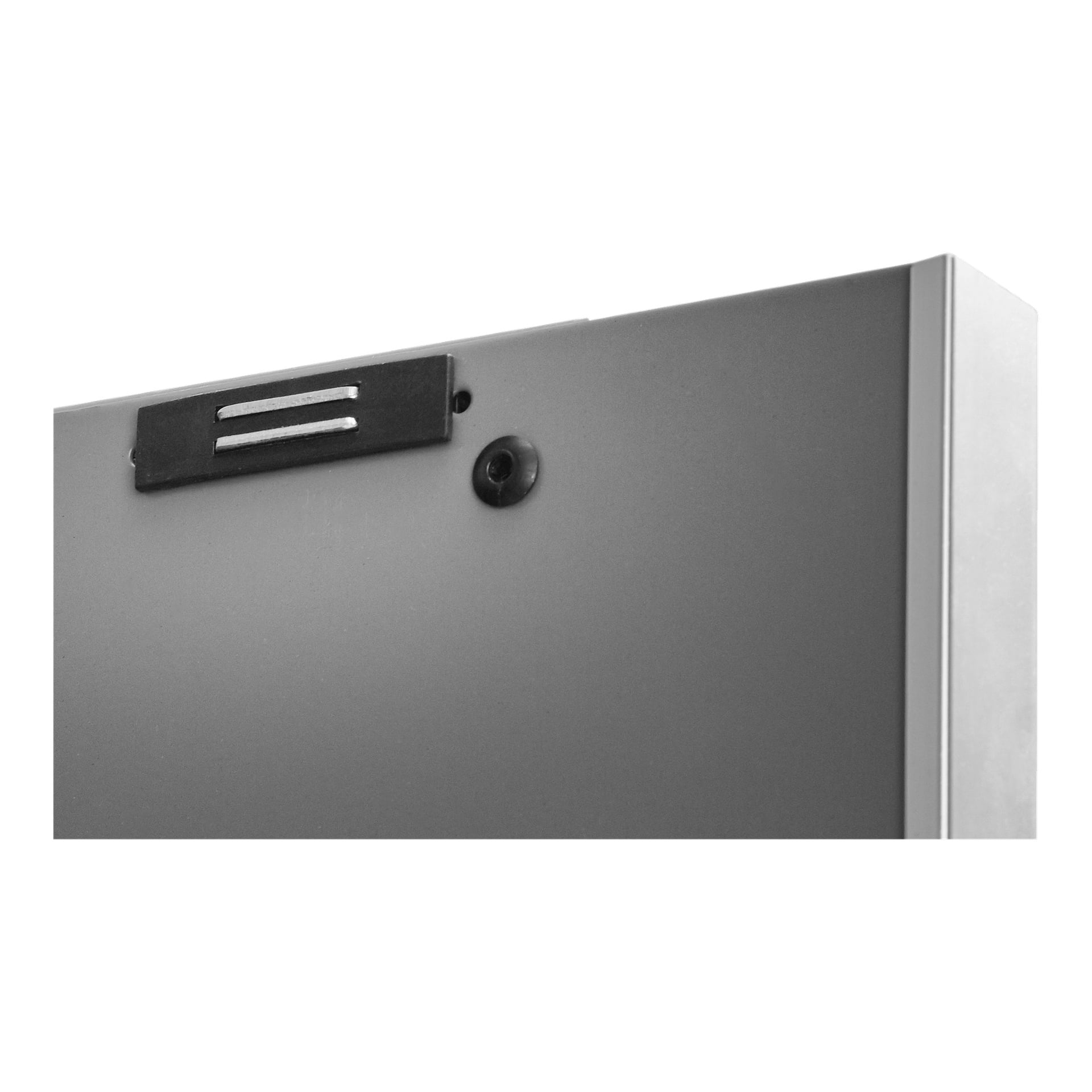 Lähikuva Hard Head Storage -kaapista, jossa on kaksi harmaata ovea, osittain näkyvä musta kahva ja avaimenreikä kahvan vieressä.