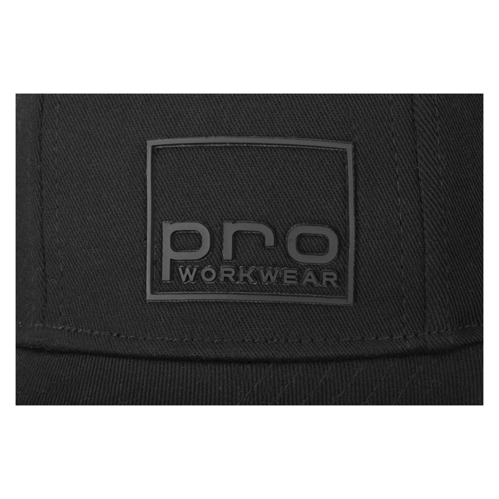 Detaillierte Ansicht eines schwarzen Stoffpatches mit den in Schwarz geprägten Worten Bluewear Pro Workwear, umrandet durch einen rechteckigen Rand und auf eine Mütze genäht.