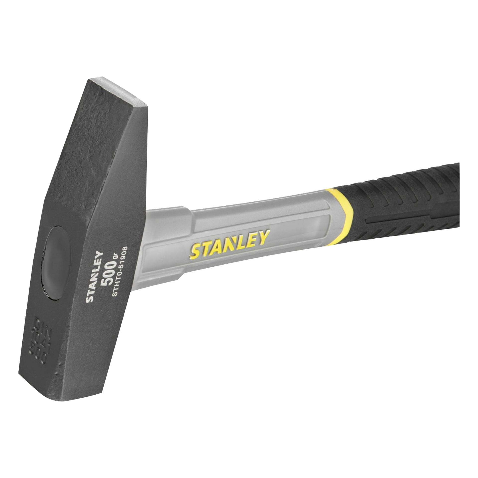 En grå Stanley-hammare har ett svart handtag med gul accent och ett 500 g huvud. Märke och vikt är märkta på den.