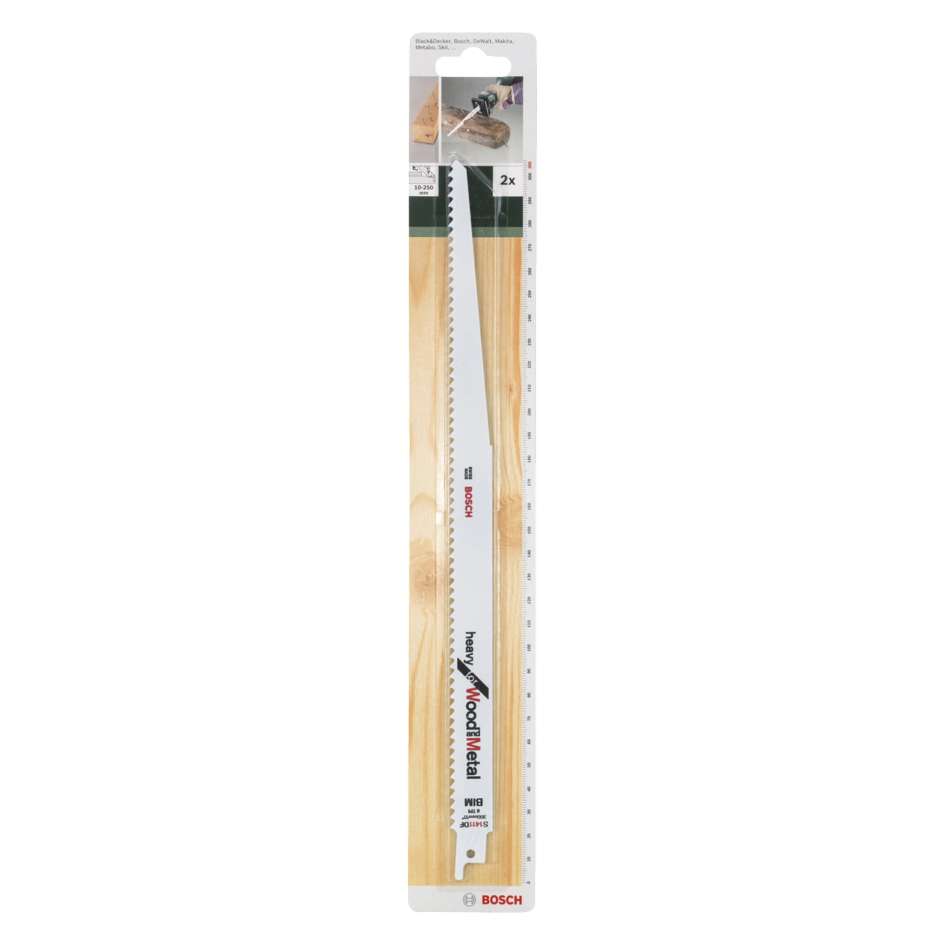 Ein verpacktes Set aus zwei langen, weißen Bosch-Säbelsägeblättern wird auf einer Holzoberfläche präsentiert. Die Verpackung zeigt das Bosch-Logo und Bilder, die die Verwendung des Holzschnitts zeigen, sowie zitierten Text: Bosch und weitere Produktdetails.