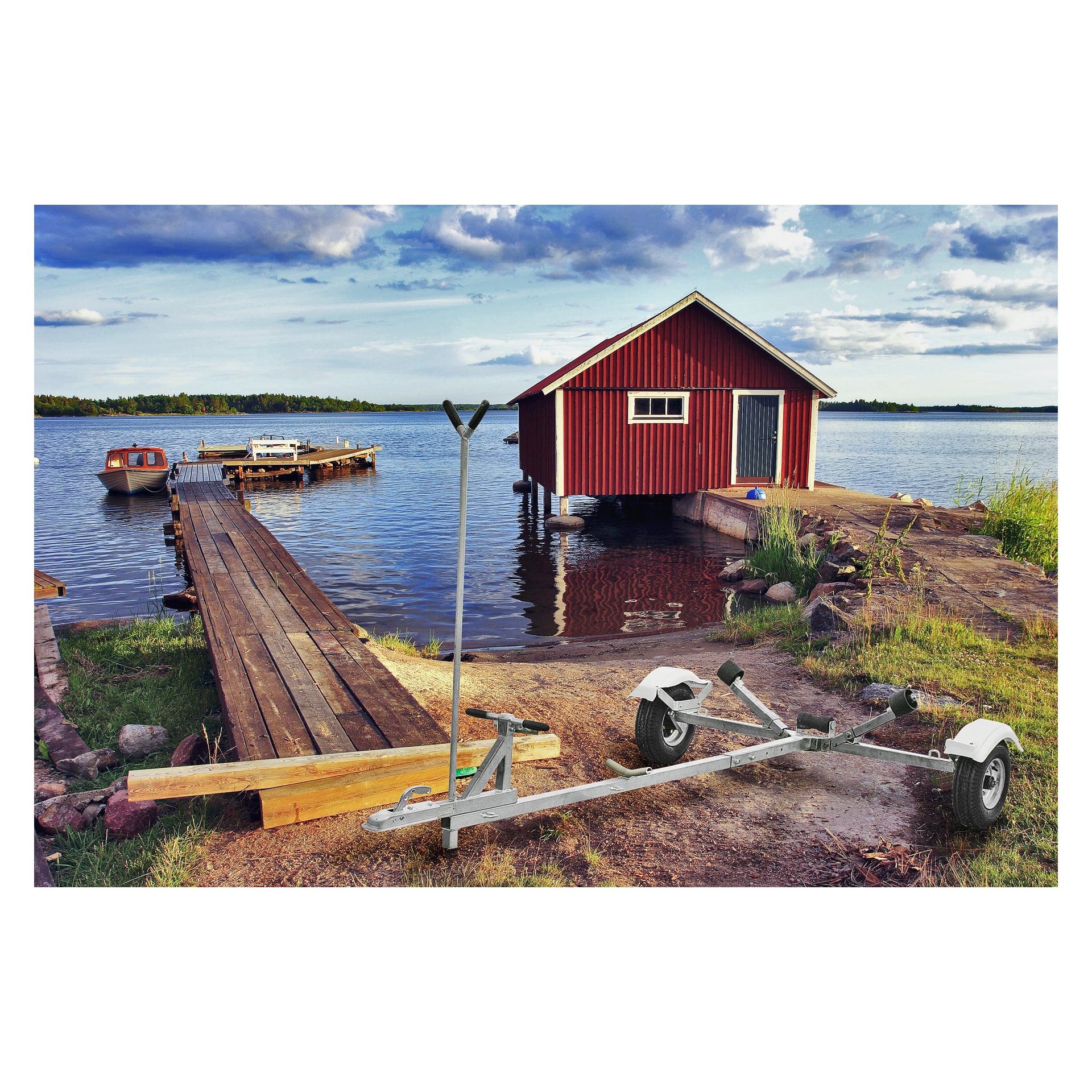 Ett båthus med röda väggar står vid sjöns kant, förbundet med vattnet via en träbrygga. Framför syns en trailer av en Kayoba Marine Dinghy, och två båtar är förtöjda vid kajen under en himmel fylld av moln.