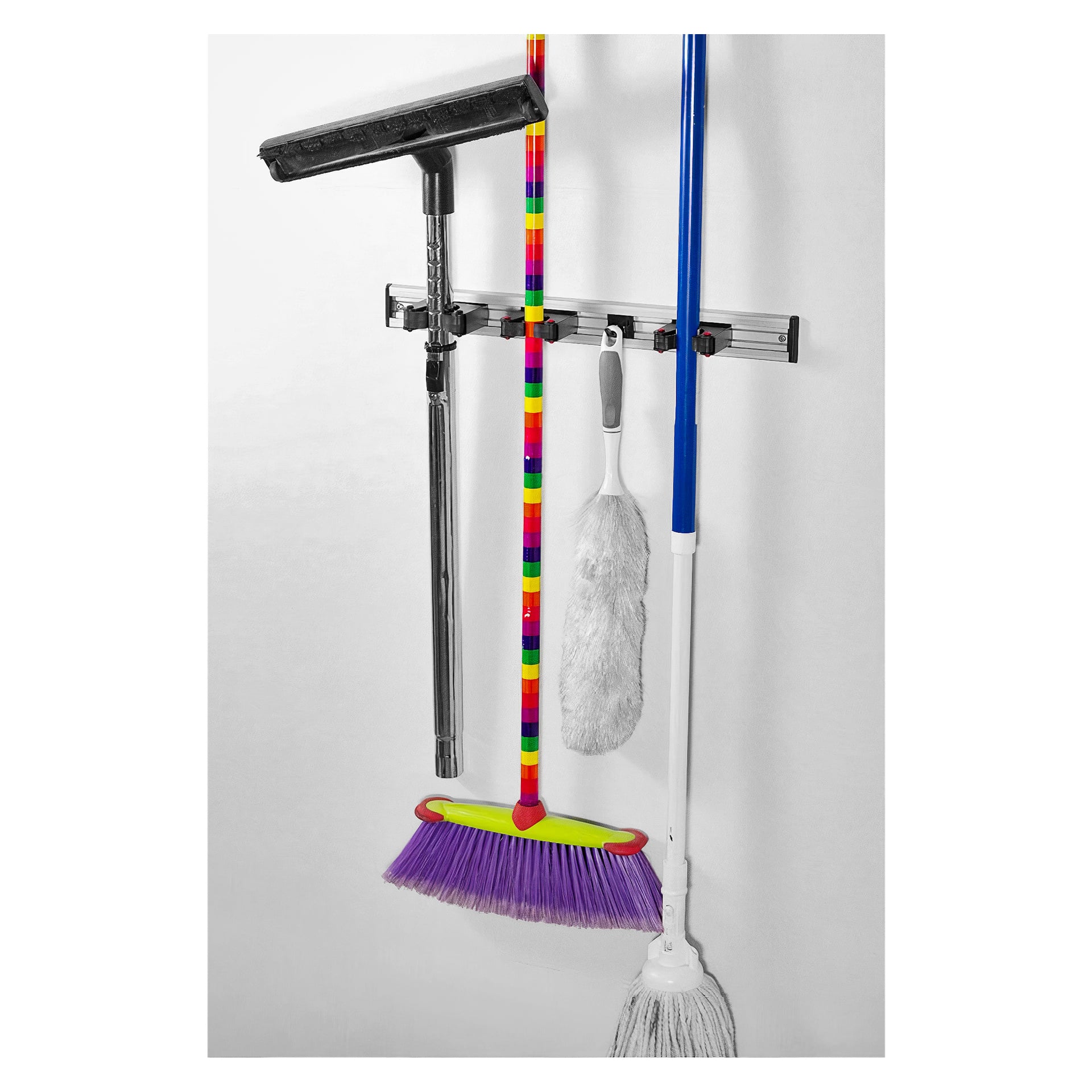 Na pakiecie Toolflex Tool Holder 2 są zorganizowane ściągaczka, miotła z tęczową rączką, miotła do kurzu i mop.