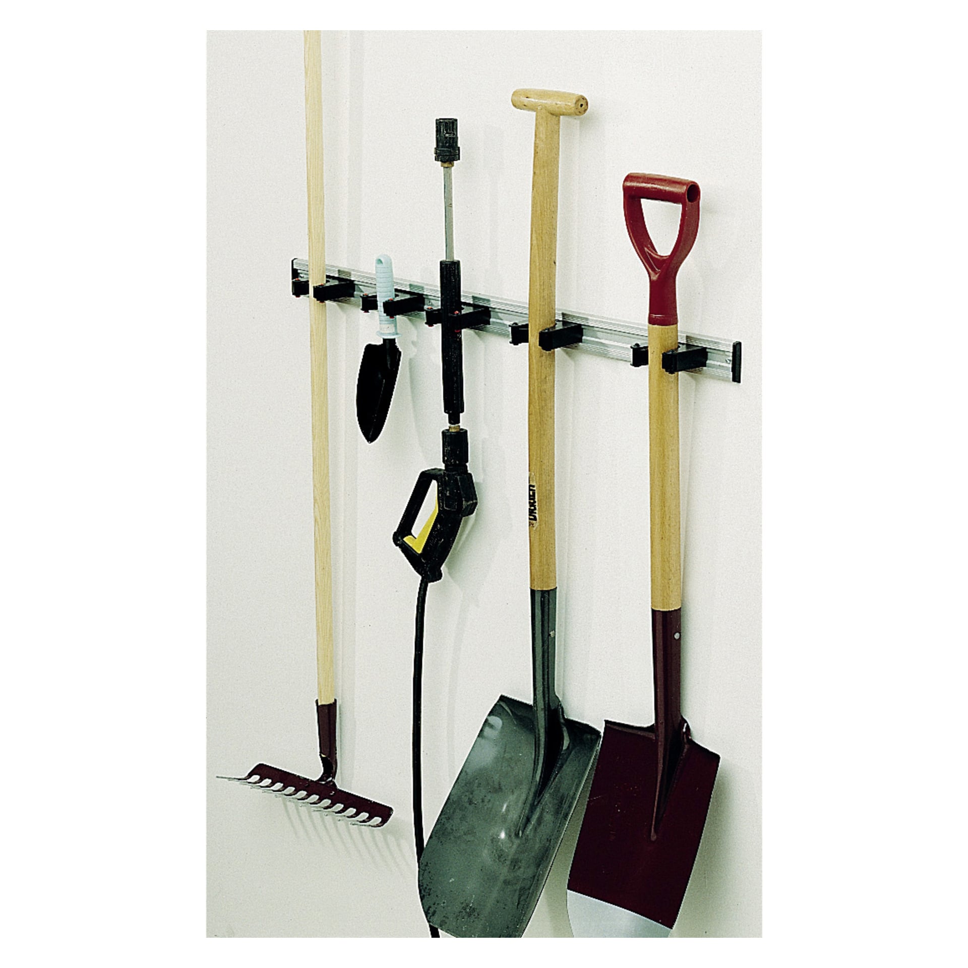En kratta, murslev, högtryckstvättsmunstycke och två spadar är organiserade på ett Toolflex Equipment-hållerställ med svarta klämmor fästa på väggen.