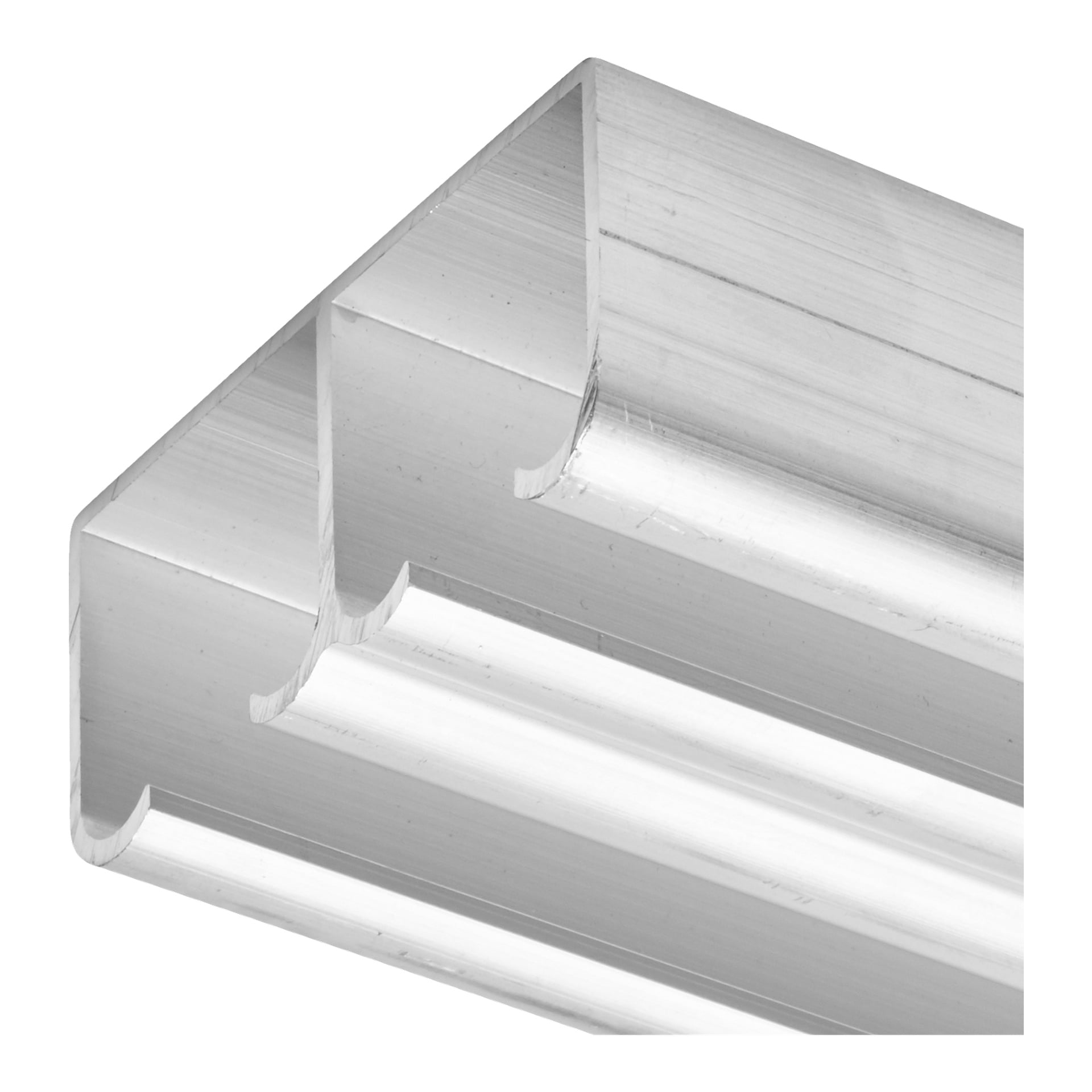 Detaljert nærbilde av en Hard Head aluminiumskinne med en blank, reflekterende sølvfinish og tre parallelle halvsirkelformede spor jevnt fordelt langs lengden; Kun kanten av metallstangen vises.