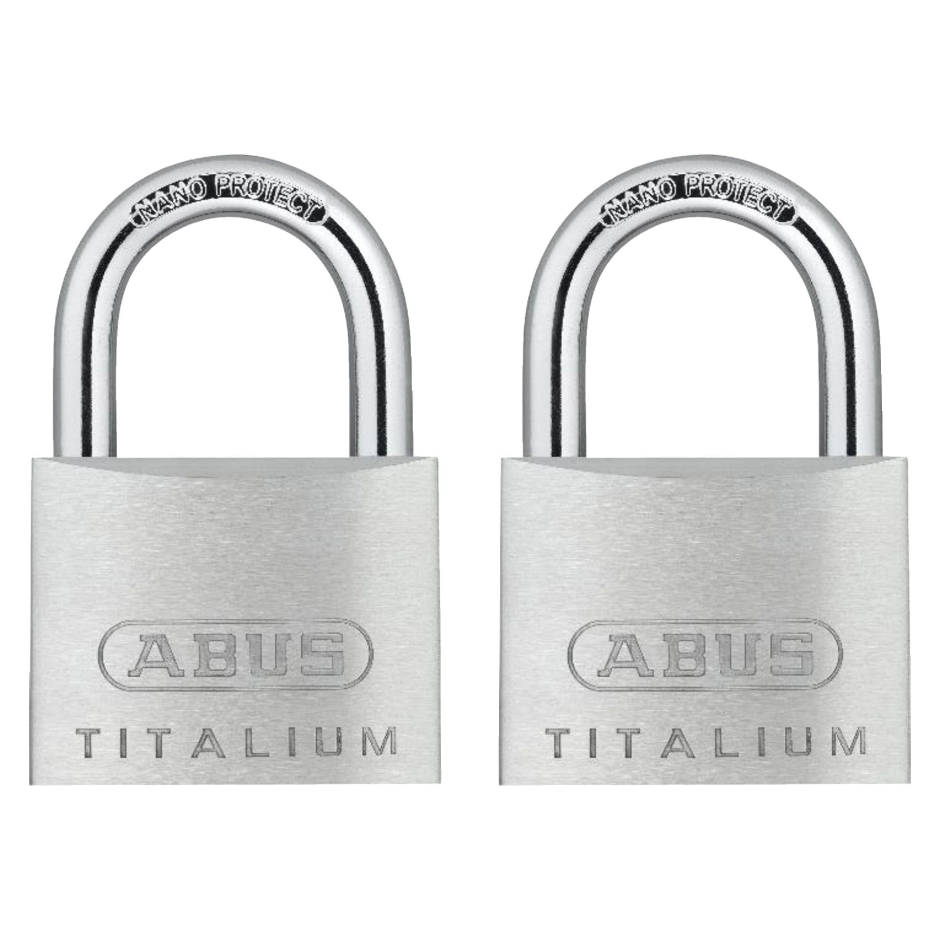 Två silverfärgade ABUS Titalium 64-hänglås är placerade bredvid varandra. Båda låsen visar "TITALIUM" längst ner och "ABUS" i mitten, med sina metallbojor märkta "NANO PROTECT."