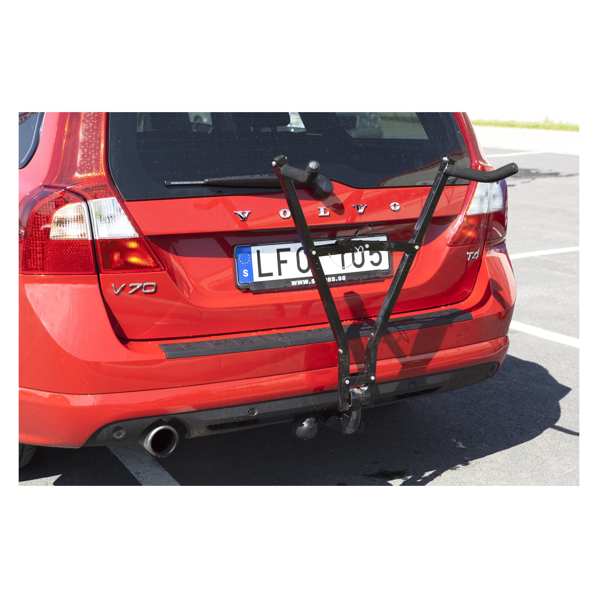 En röd Volvo V70 T4 står parkerad på många platser under dagen, med en svart Hamron cykelbärare monterad på dragstången bak. Registreringsskylten visar LFO 105.