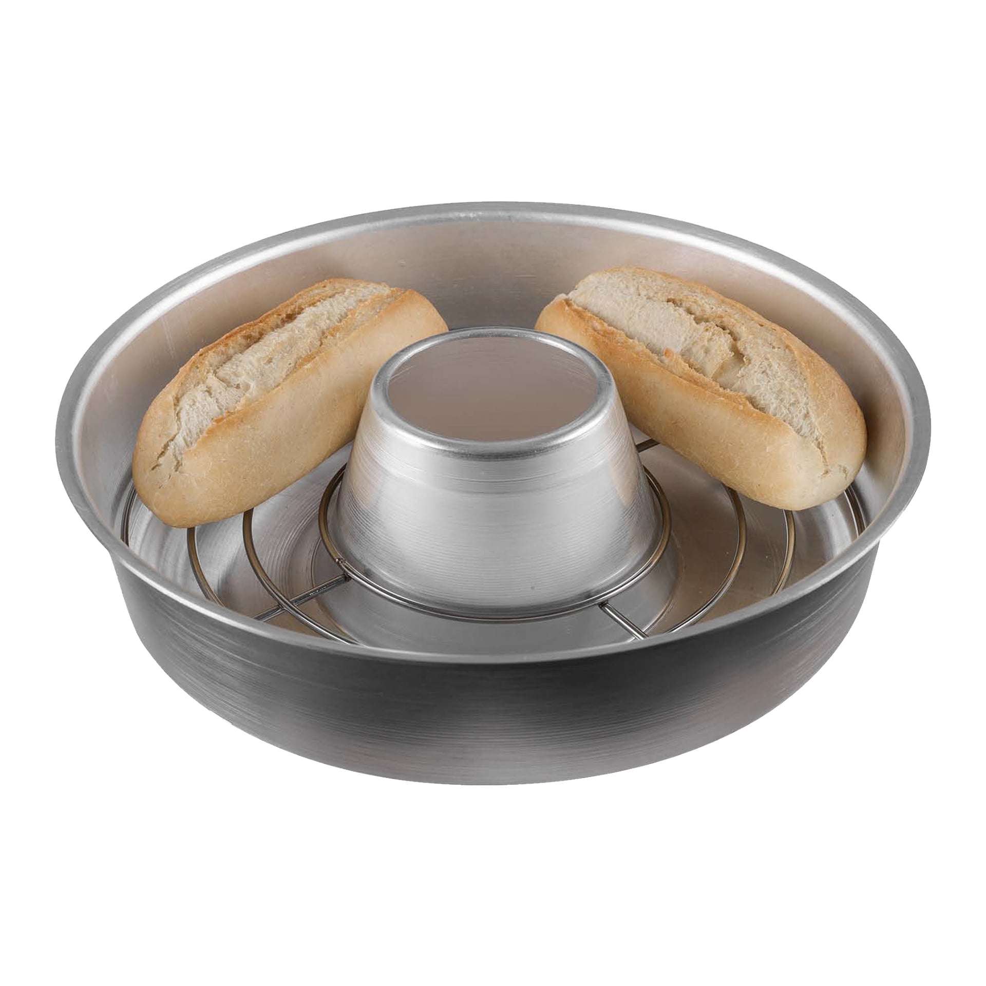Inuti en metallform med upphöjd mitt stödjer ett Omnia-ugnsgaller två halverade brödbullar. Det finns inget annat i pannan förutom gallret och brödbullarna.