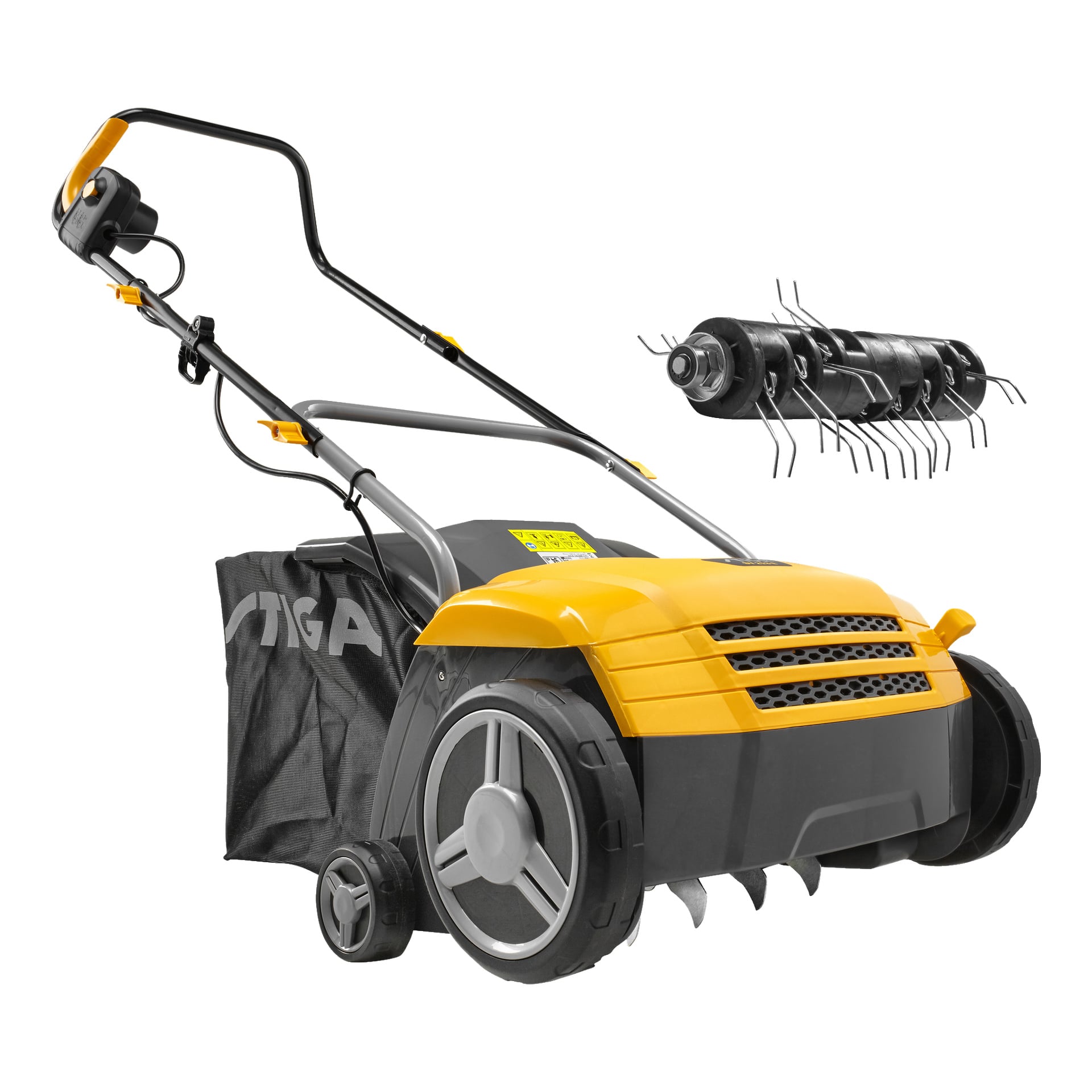 Stiga Scarifier SV 213 E har et gult og svart fargeskjema, utstyrt med store hjul, en gressoppsamlingspose bak og en utskiftbar sylinderfeste.