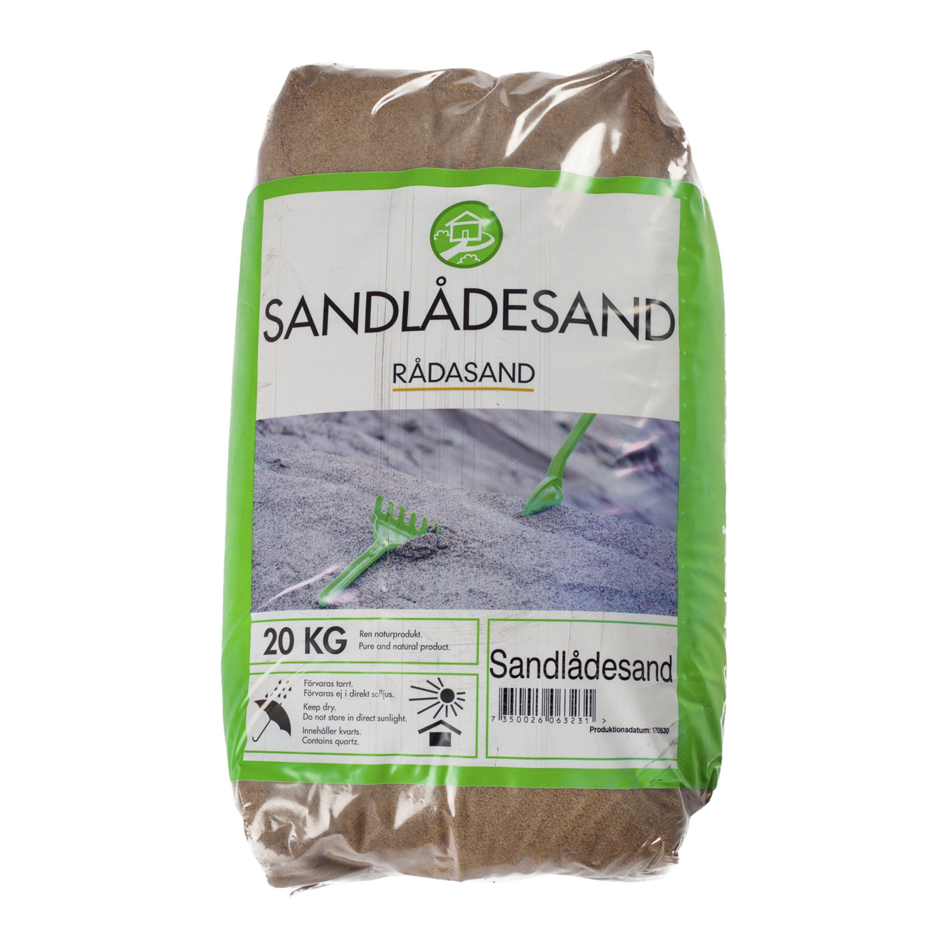 En 20 kg säck sandsand från Råda Sand med grön kant och en bild av en grön kratta i sanden. Förpackningstexten beskriver produkten som naturlig sandlåda.