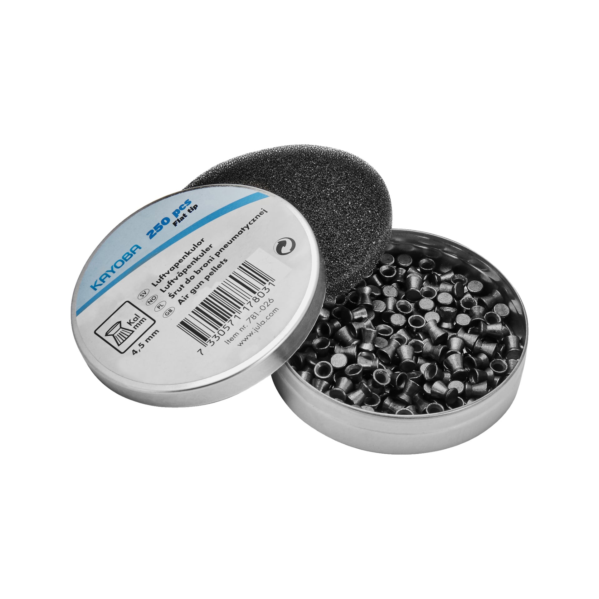 En delvis öppen rund metallplåtplåt, fylld med många små cylindriska luftgevärskulor. Locket har en grå svamp och en etikett med texten "Kayoba Airgun pellets 250 pack, 4,5 mm," tillsammans med en streckkod och extra detaljer.