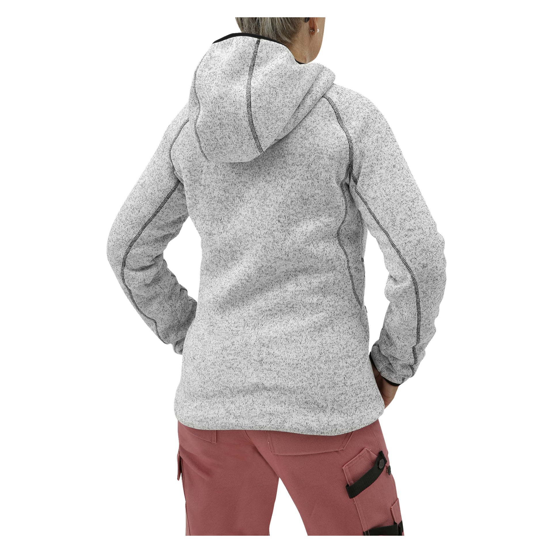 En person står med ryggen til med hendene på hoftene, kledd i en lysegrå strikket fleecejakke for kvinner fra Bluewear med svart søm, og rosa bukser med svarte lommer og stropper.