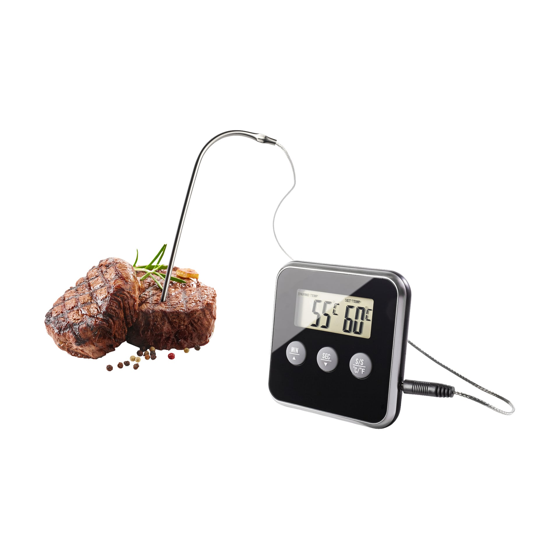 En Menuett-termometer sätts in i en tillagad biff och visar en temperatur på 55°C.  Pepparkorn och färska örter är placerade bredvid biffen.
