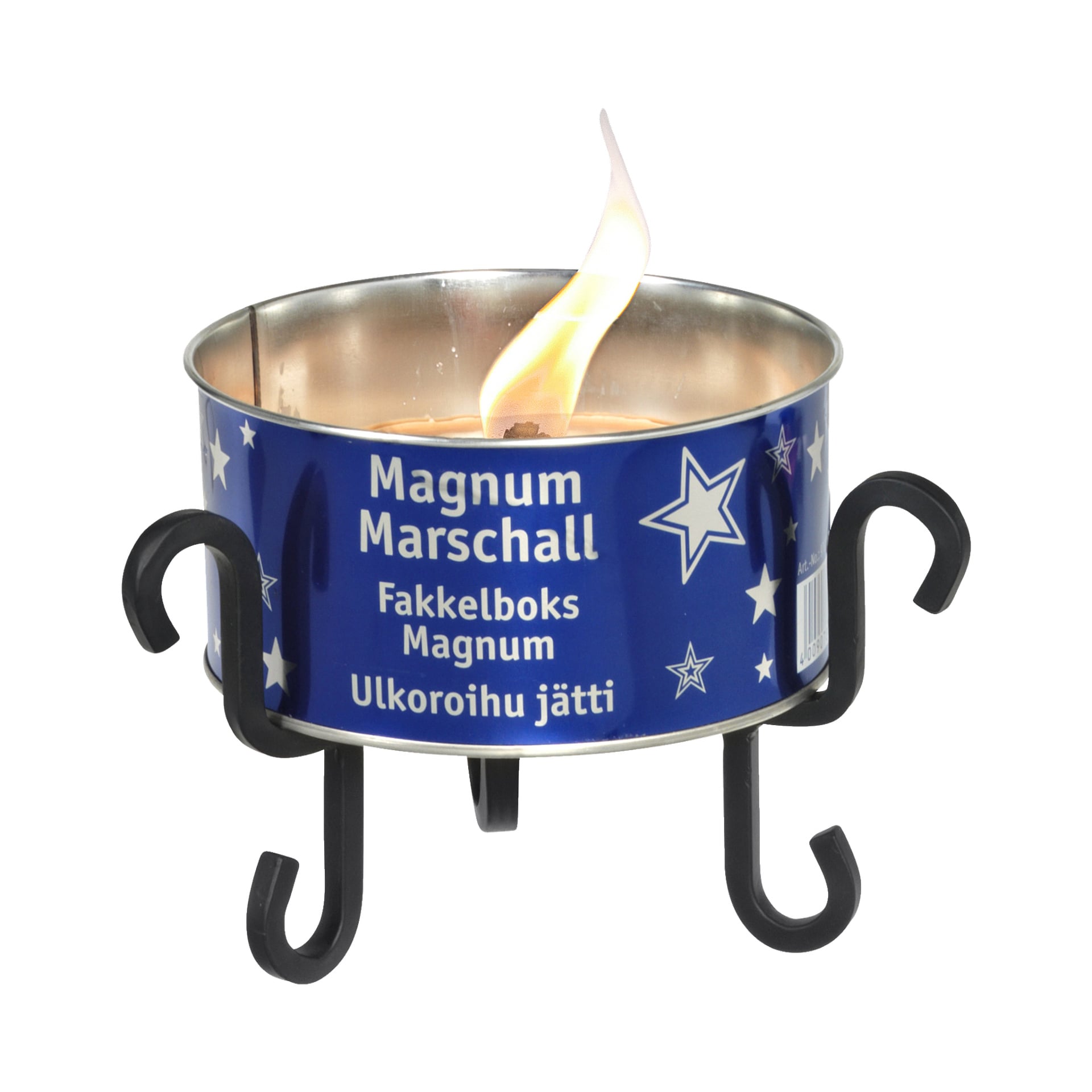 Sininen metallinen rasia, jossa lukee "Menuett Outdoor -kynttilänjalka", koristeltuna valkoisilla tähdillä ja erilaisilla teksteillä, pitää palavaa liekkiä. Se istuu mustalla metallitelineellä, jossa on kolme kaarevaa jalkaa.