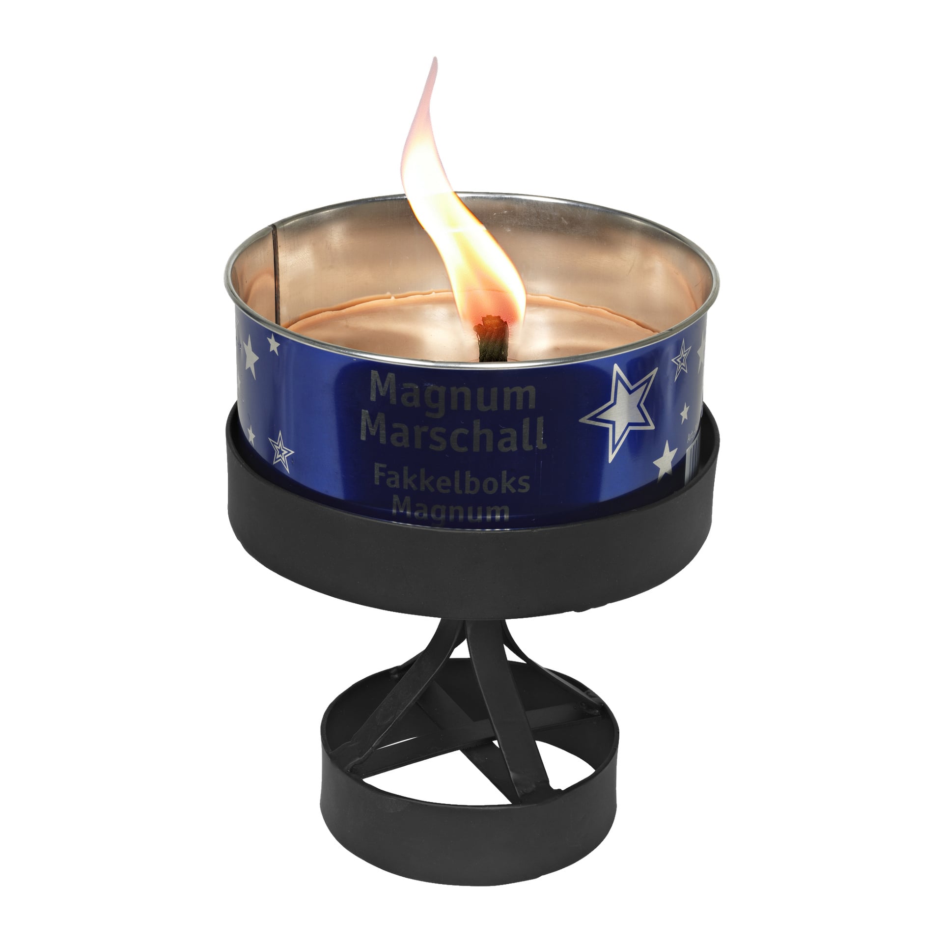En blå metallbehållare med "Menuett Outdoor candleholder" på, dekorerad med vita stjärnmönster och med synlig låga, står på ett svart metallstativ. Den kan användas som utomhusfackla eller eldkastare.