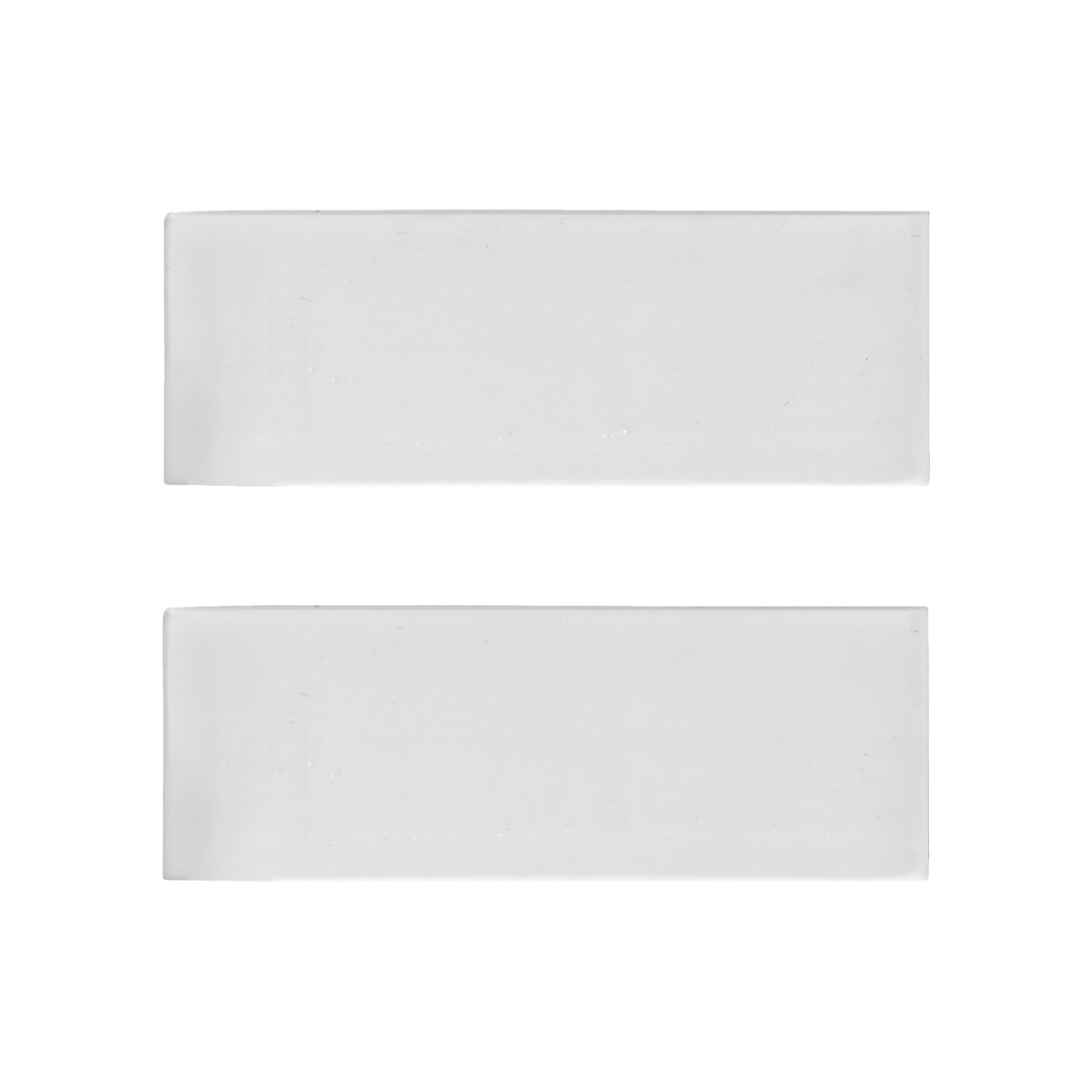 Två rektangulära suddgummin från No brand EMW Erasers 2-paketet är placerade vertikalt, en ovanpå den andra. Båda suddgummina ser rena ut och är jämnt fördelade.