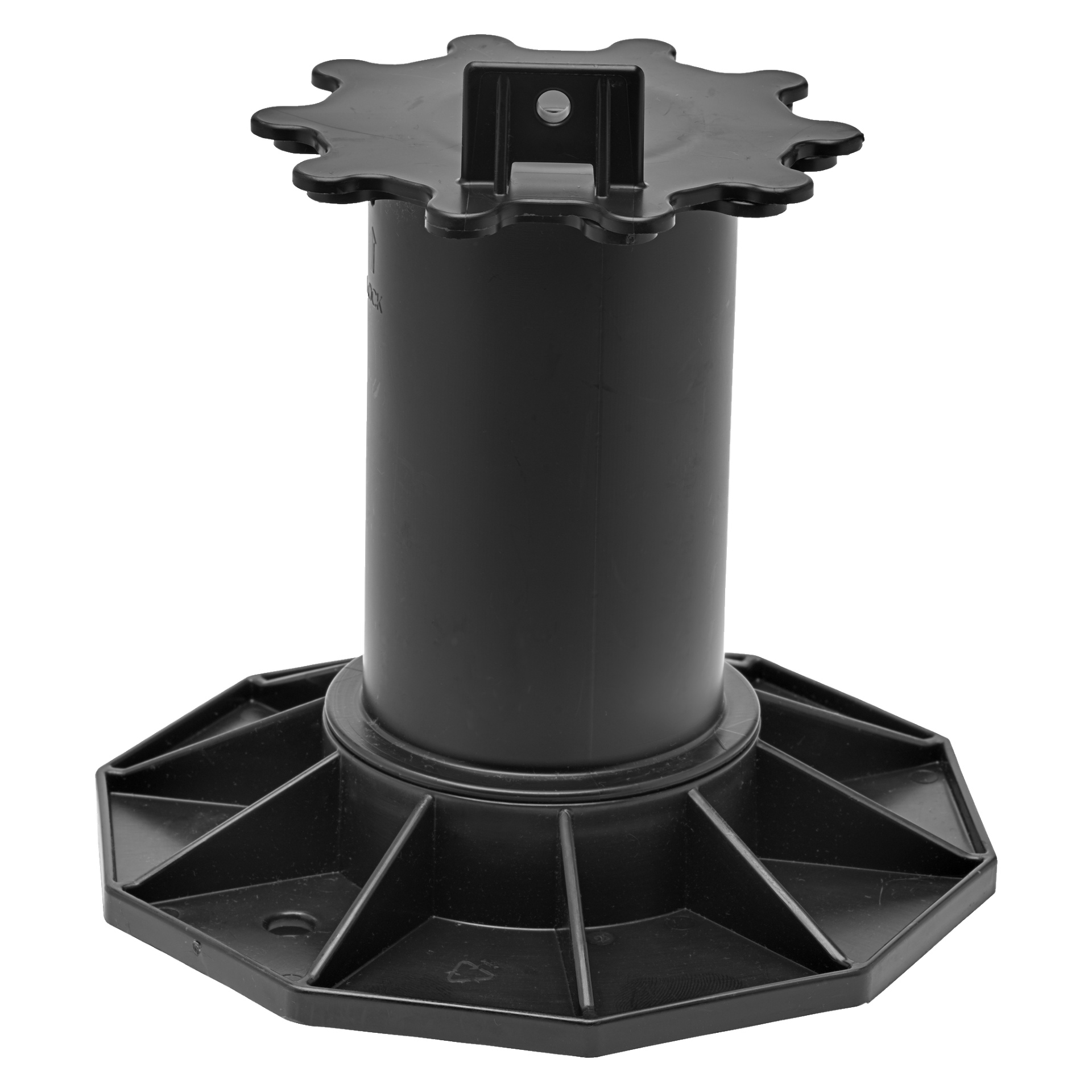 Hard Head justerbar terrasssockel är ett svart, cylindriskt plaststöd med en bred, platt bas. Den har radiella armeringsstrukturer och en övre sektion med hack för att hjälpa till att hålla materialen säkert på plats.