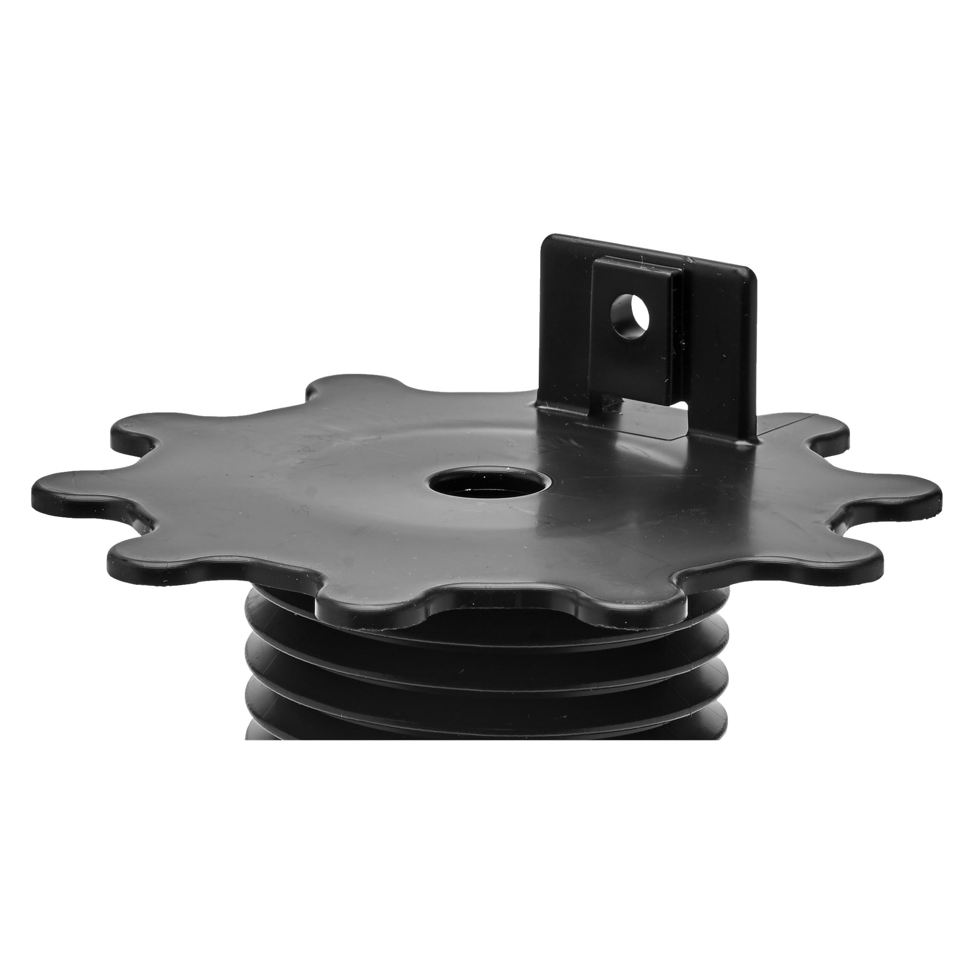 En detaljerad vy av Hard Head Adjustable terrasspelare visar dess robusta svarta plastkropp, en kugghjulsformad ovansida, en central öppning och en upprätt rektangulär flik med ett sekundärt mindre hål.