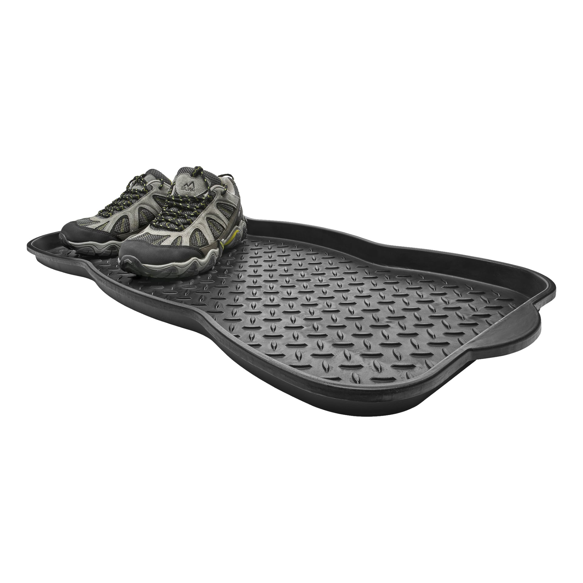 Et par tursko hviler på Hard Head Shoe Mat, et romslig svart gummibrett med et hevet diamantmønster og kant.