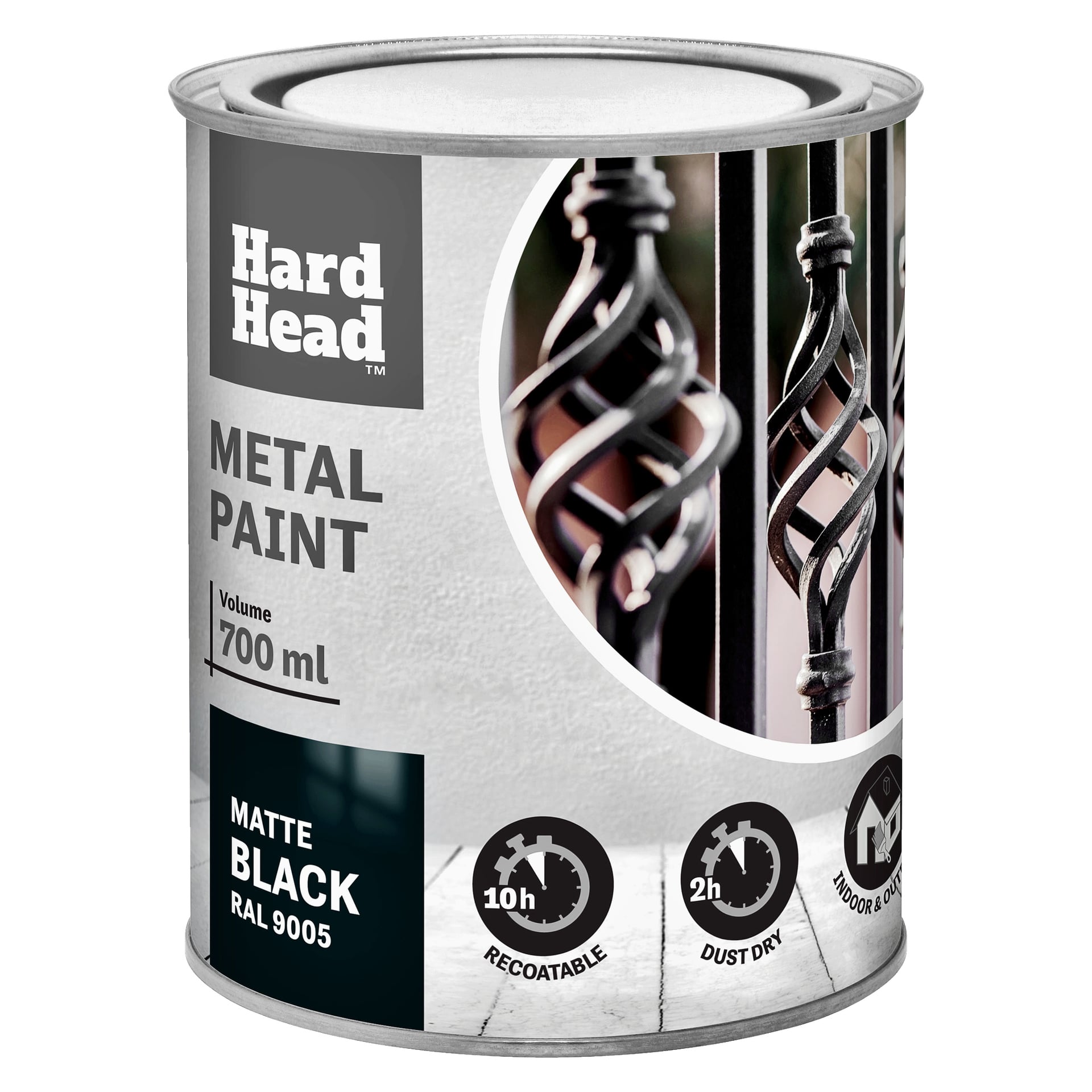 En 700 ml boks med Hard Head Metal-maling i matt svart (RAL 9005), med en etikett med bilder av dekorativt metallarbeid og tekst inkludert tørketid, omlakkering etterpå, samt for innendørs og utendørs bruk.