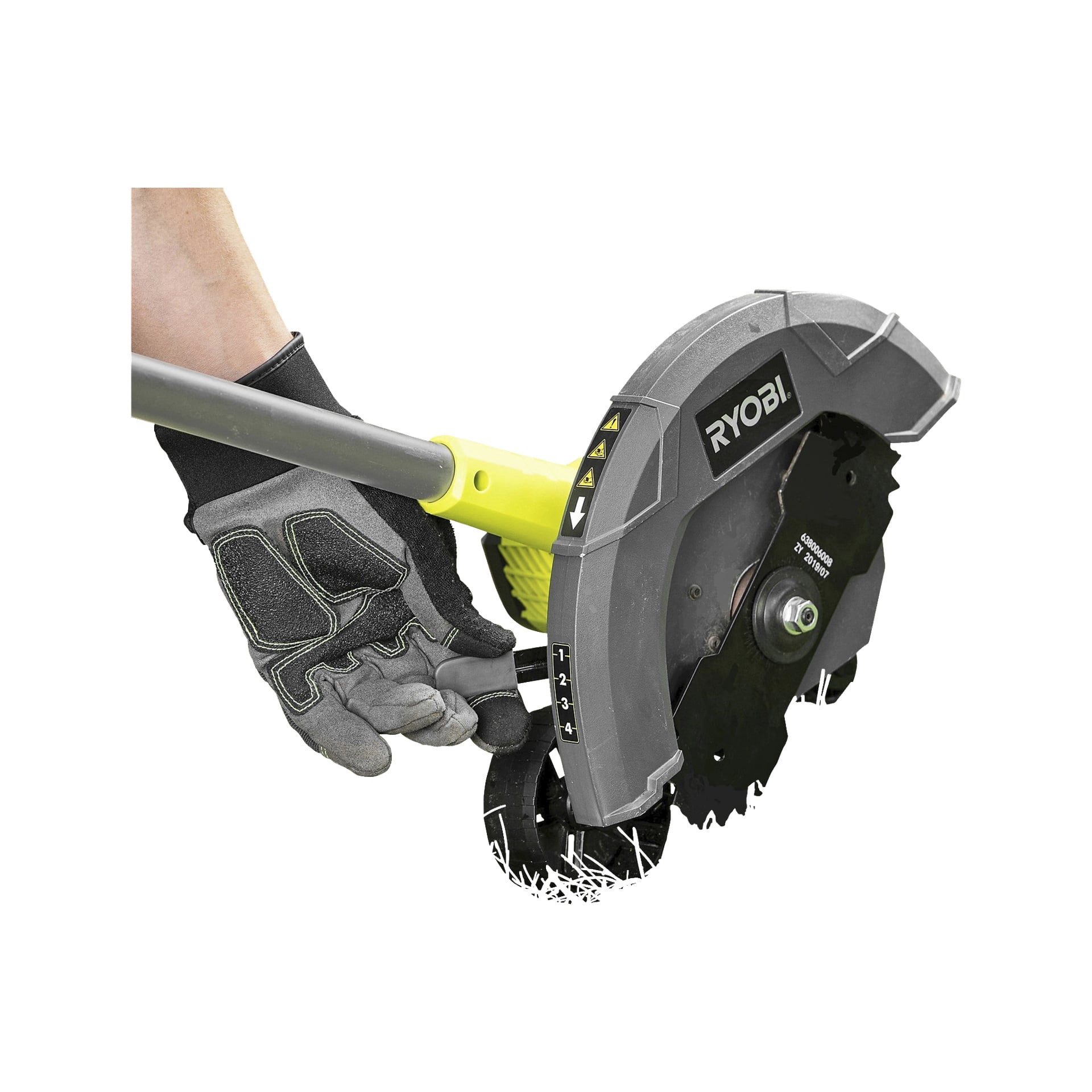 En handskbeklädd hand manövrerar ett Ryobi One+ Cutter-blad som är fäst vid en kanttrimmer RAC163, med bladet placerat nära marken och gräset synligt under.