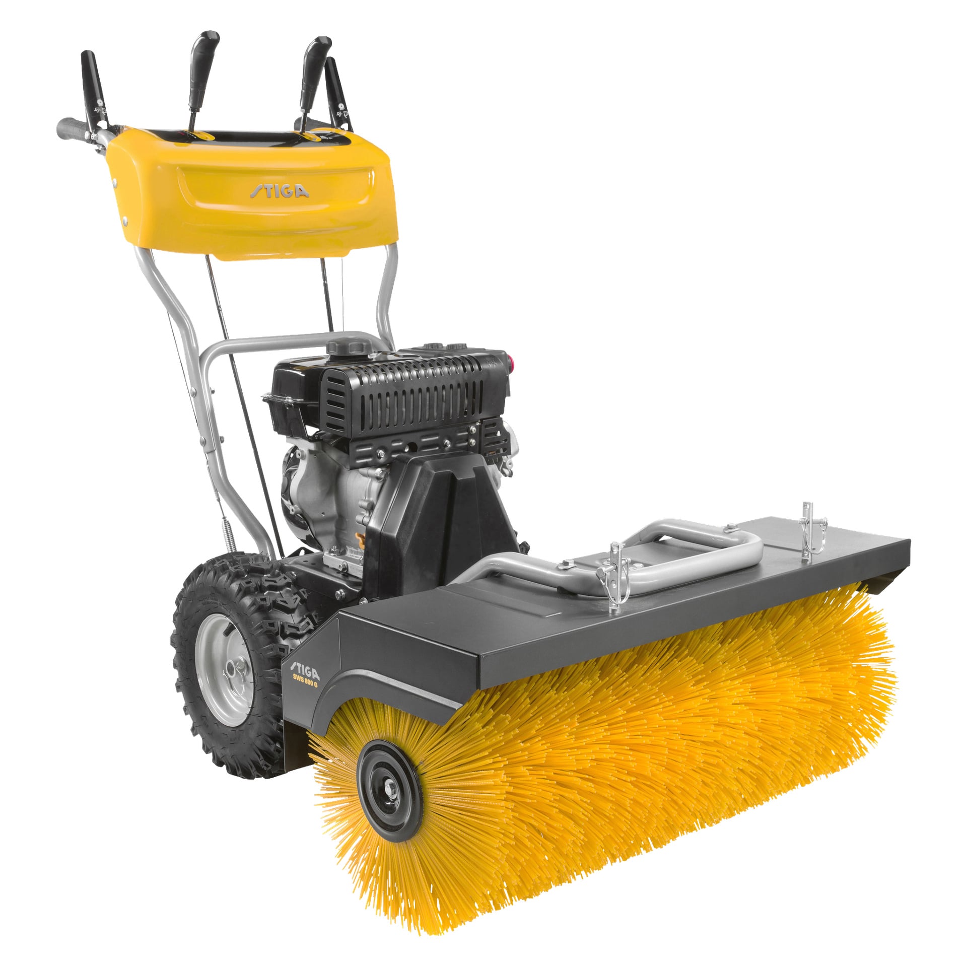 Stiga Sweepers SWS 600 G to żółto-zamiatacz na zewnątrz z solidnymi kołami i wyraźną cylindryczną szczotką, zaprojektowany do usuwania zanieczyszczeń z takich miejsc jak asfalt czy podjazdy.