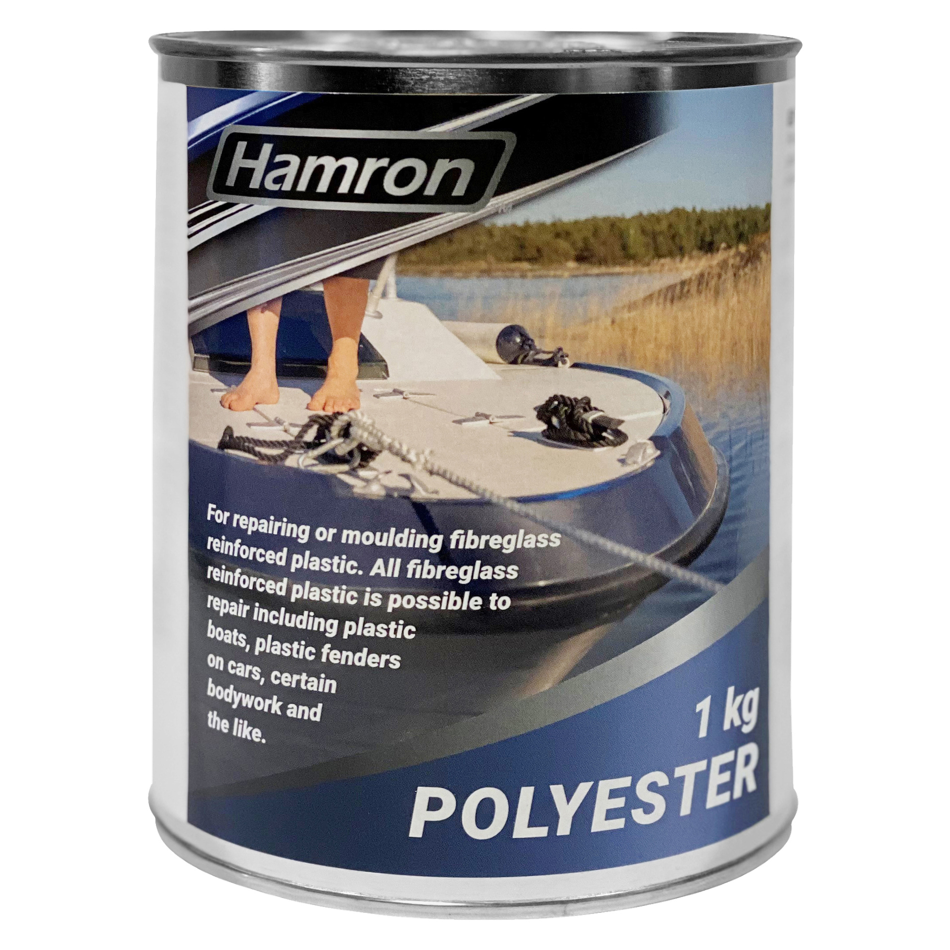 En 1 kg burk Hamron Polyester med en etikett som visar en glasfiberbåt som flyter på vattnet. Etiketten anger att den är avsedd för att reparera eller forma glasfiber och armerad plast på föremål som båtar, fendrar, karossdelar och relaterade användningsområden.