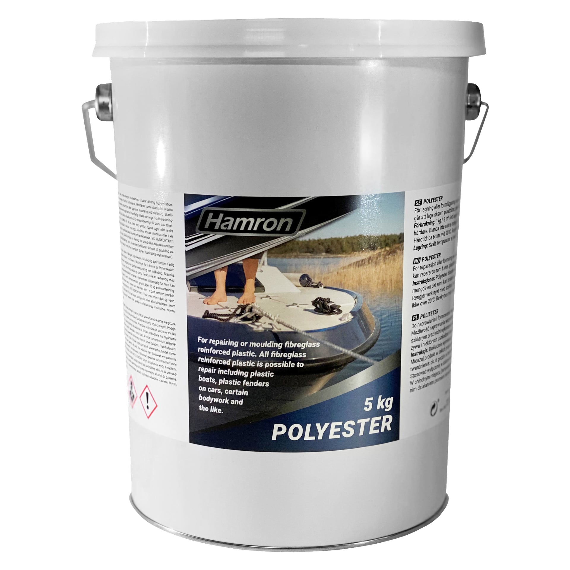 En 5 kg vit Hamron Polyester-hink visar en grafik av någon som applicerar produkt på en båt. Etiketten anger att den används för reparation eller formning av glasfiber och armerad plast. Ett metallhandtag är fäst vid hinken.