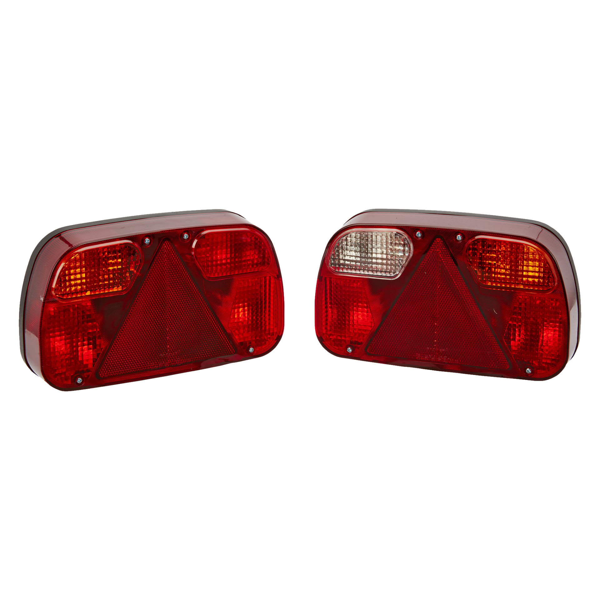 Hamron Tail Light Kit för Trailers har två röda rektangulära bakljus, vardera med en triangulär reflektor i mitten. Vänster lampa har en bärnstensfärgad sektion, medan den högra har en klar sektion i sitt övre hörn. Båda lamporna har synliga skruvar och texturerade ytor.
