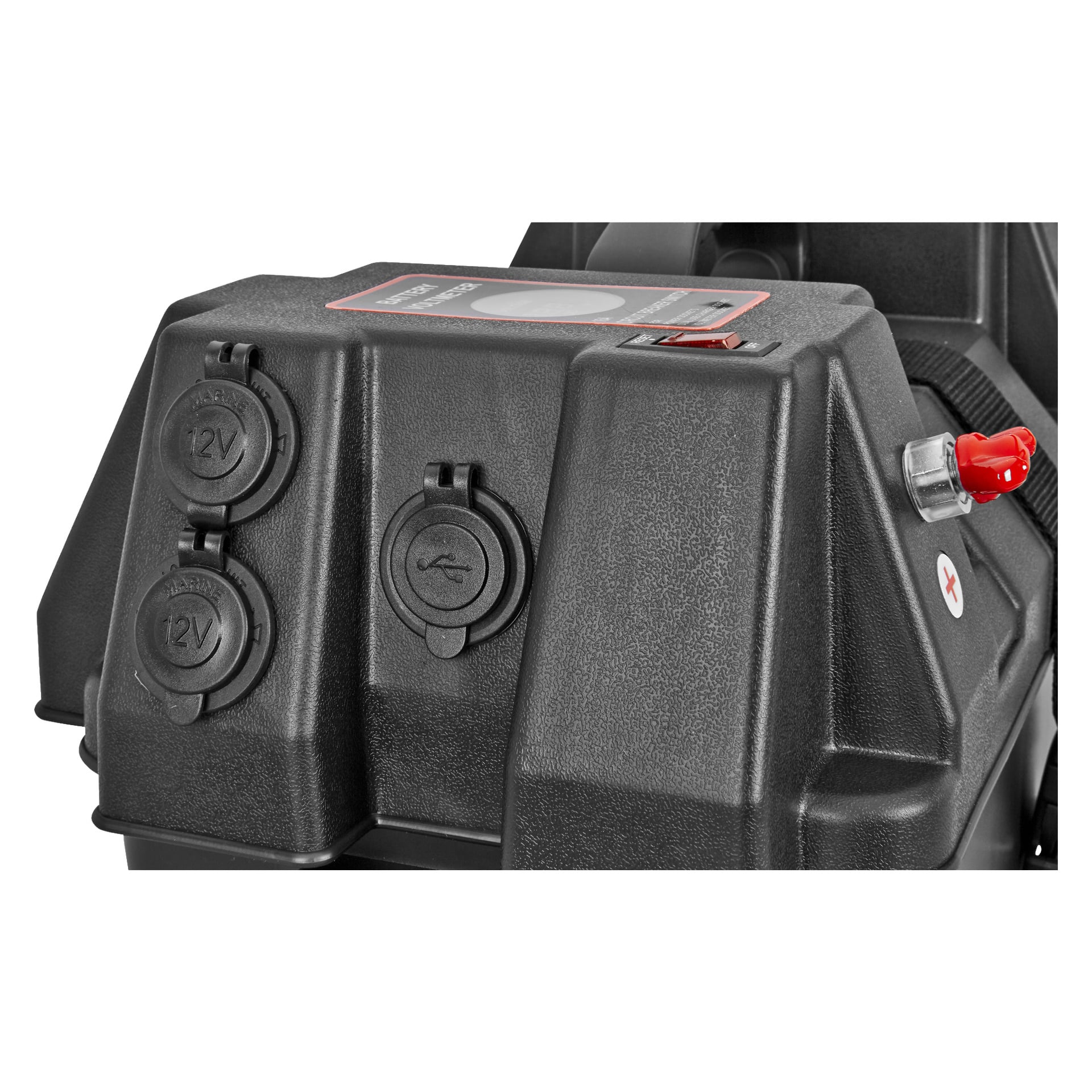 Szczegółowy widok skrzynki Hamron Battery Box, wyposażonej w dwa porty 12V z ochronnymi osłonami, pojedynczy port USB, czerwony włącznik włącz/wyłącz oraz terminal z czerwonym kondensatorem po bokach. Pudełko ma fakturowaną czarną plastikową powłokę i na górnej powierzchni widnieje etykieta.