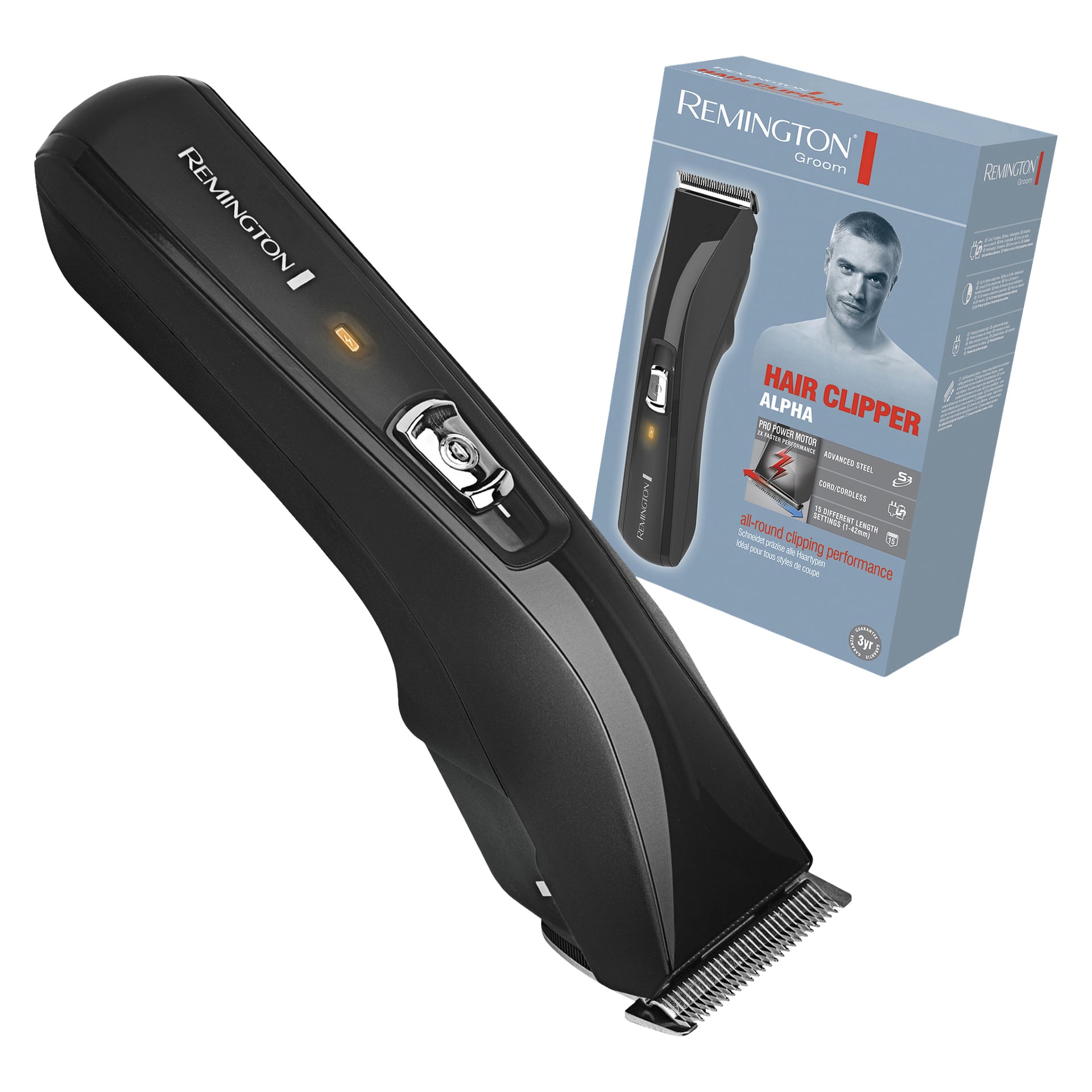 Den svarte Remington Pro Power HC5150 oppladbare hårklipperen vises ved siden av emballasjen, som viser produktfunksjoner og inkluderer et bilde av en mann med kort hår. Klipperen er arrangert slik at bladene og av/på-knappen fremheves.