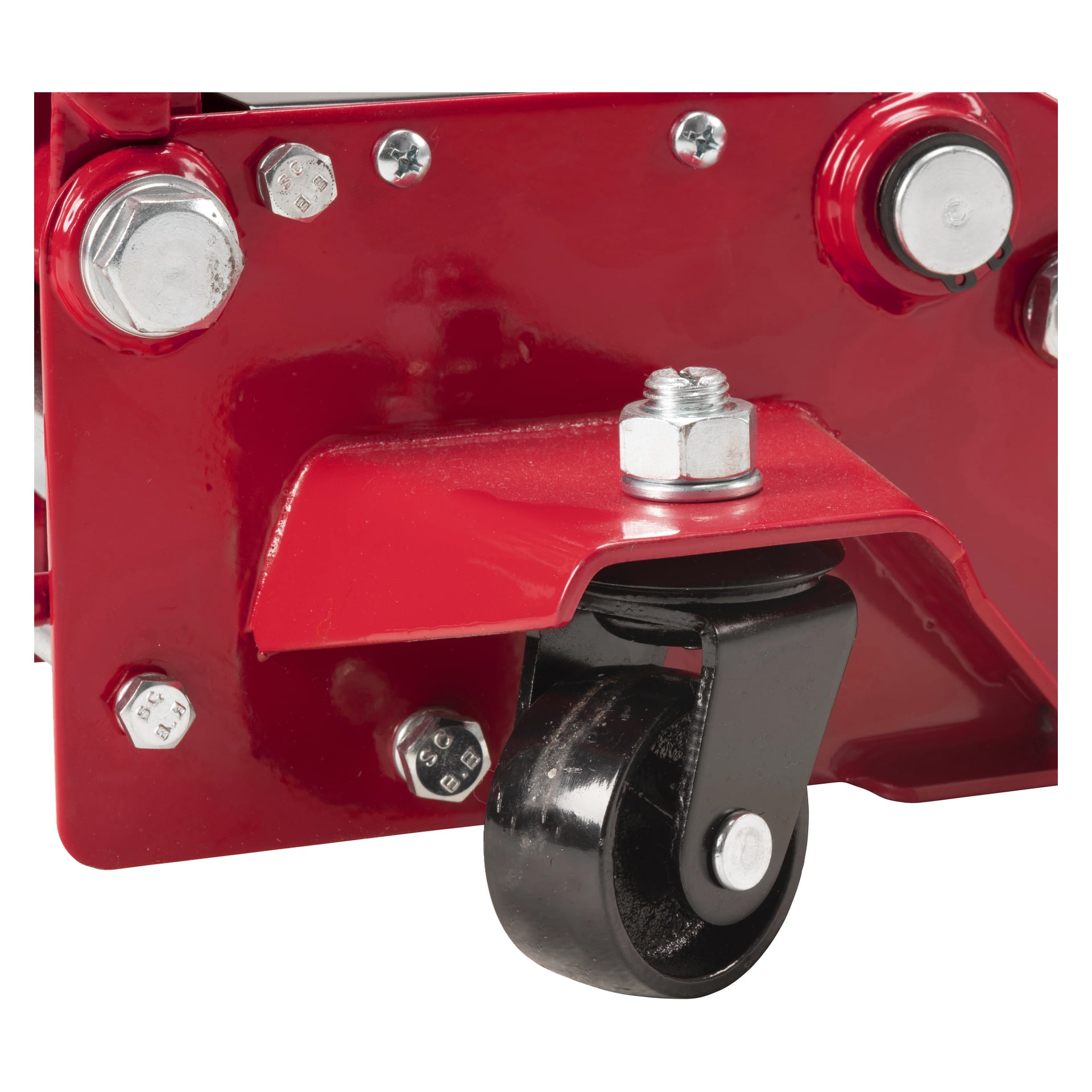 Detaljerad vy av ett svart casterhjul monterat på den röda metallramen av en Meec Tools High Lifting Low Profile Jack, omgiven av flera bultar och muttrar.