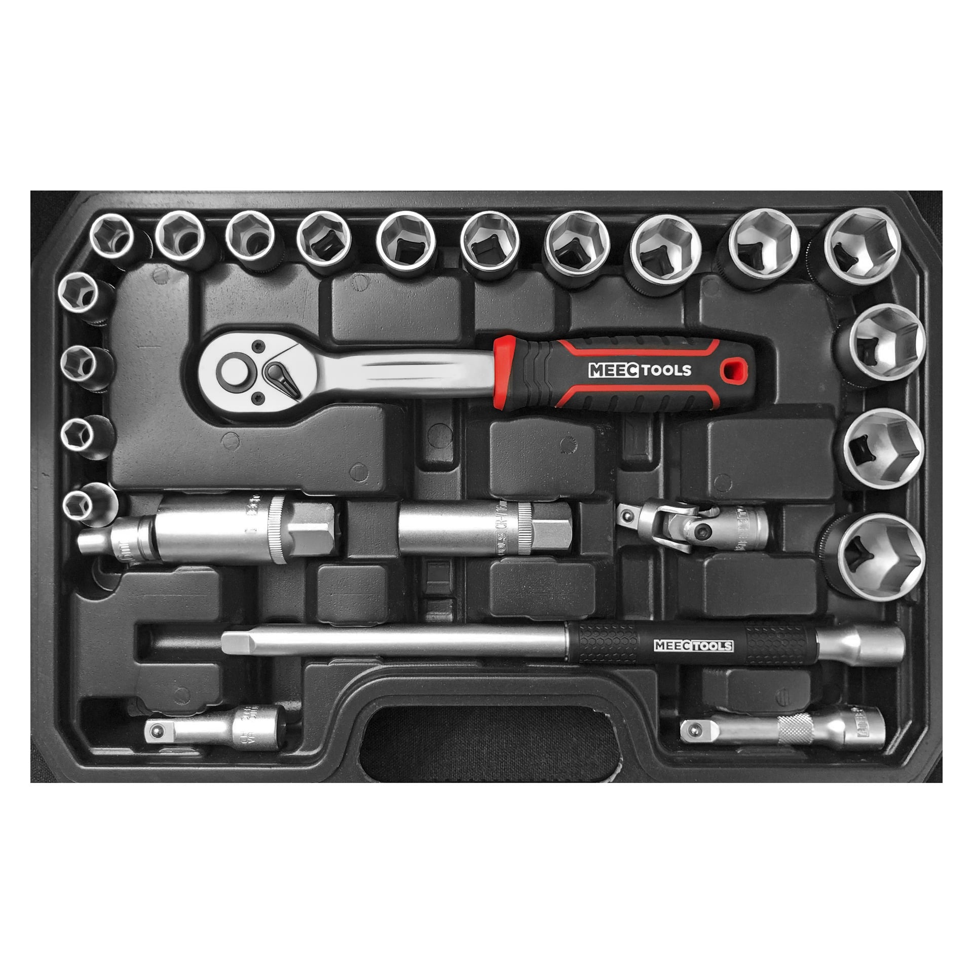 Ett Meec Tools-hylsset med 25 delar är placerat i en svart bärväska. Setet innehåller flera hylsor, förlängningsstänger och ett spärrhandtag, var och en placerad i sin egen specialanpassade plats. Verktygen har en blandning av svarta och silverfärgade ytor med inslag av röda detaljer.