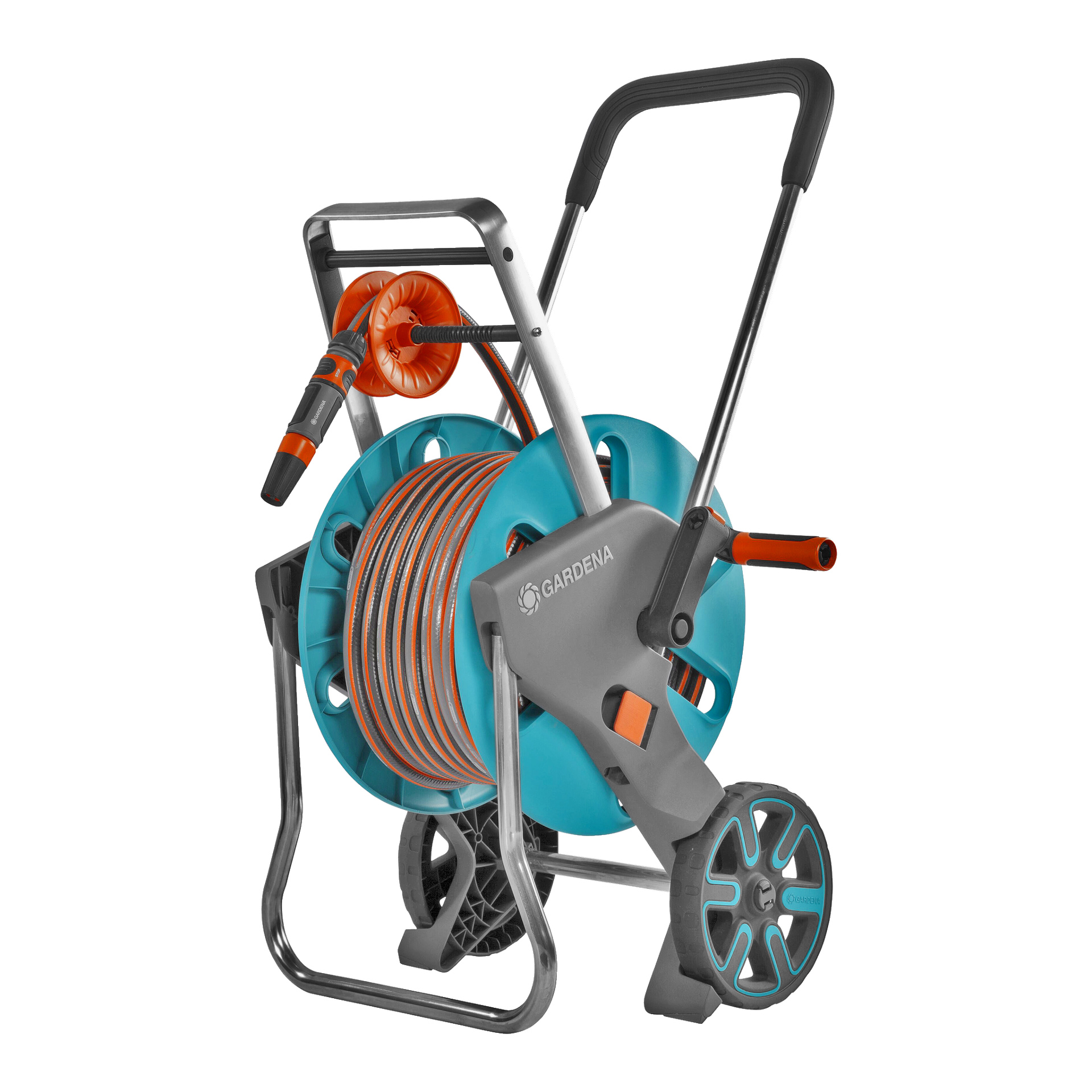En Gardena Hose trolley med vattenslang CleverRoll M ser ut som en hjulad trädgårdsslangvagn med en turkos rulle, en tillhörande orange och grå slang som slutar i ett spraymunstycke och ett svart handtag. Gardena-logotypen visas på sidan.